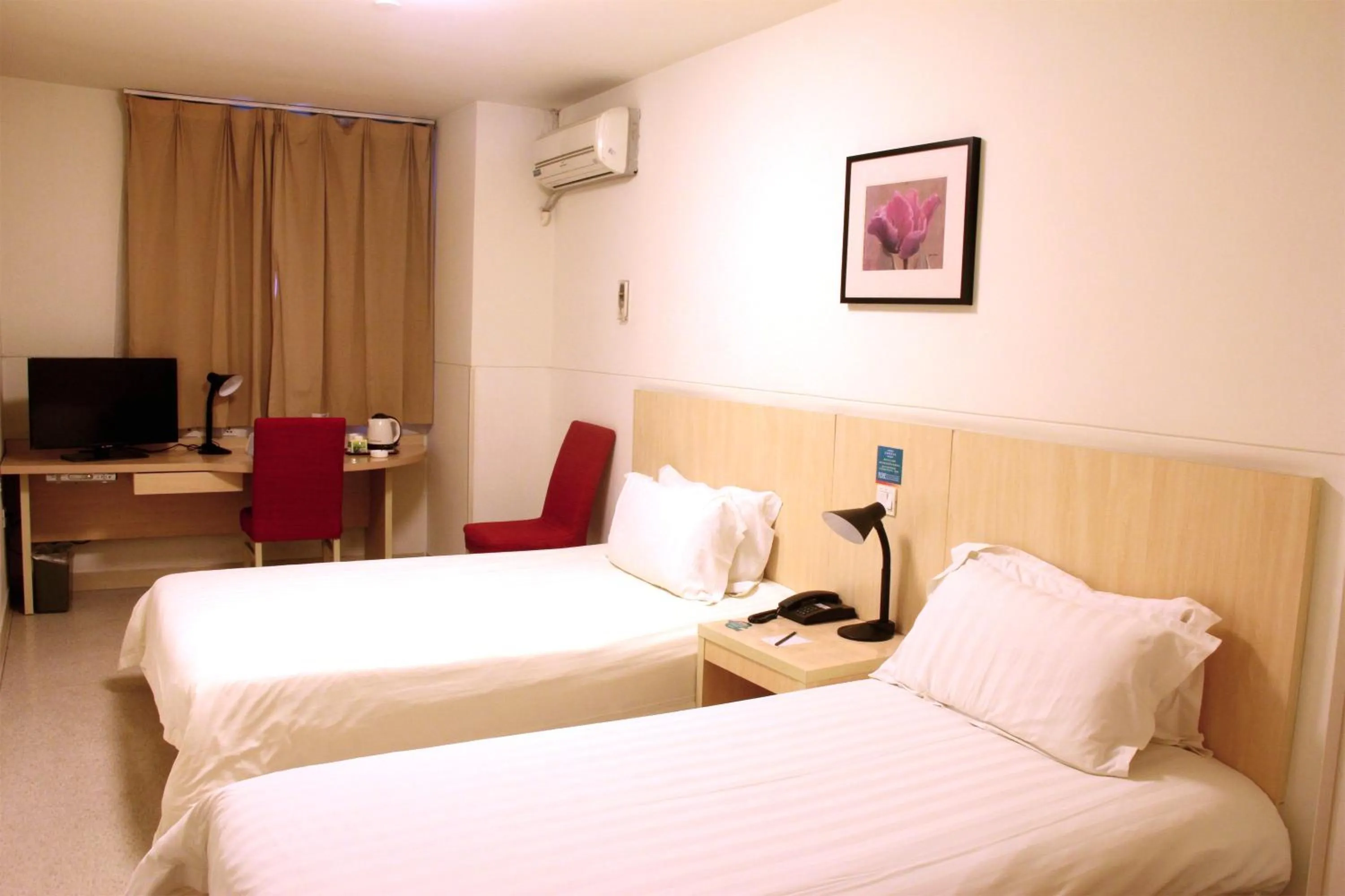 Photo of the whole room in Jinjiang Inn Guangzhou Haizhu Jiangtai Road Subway Station