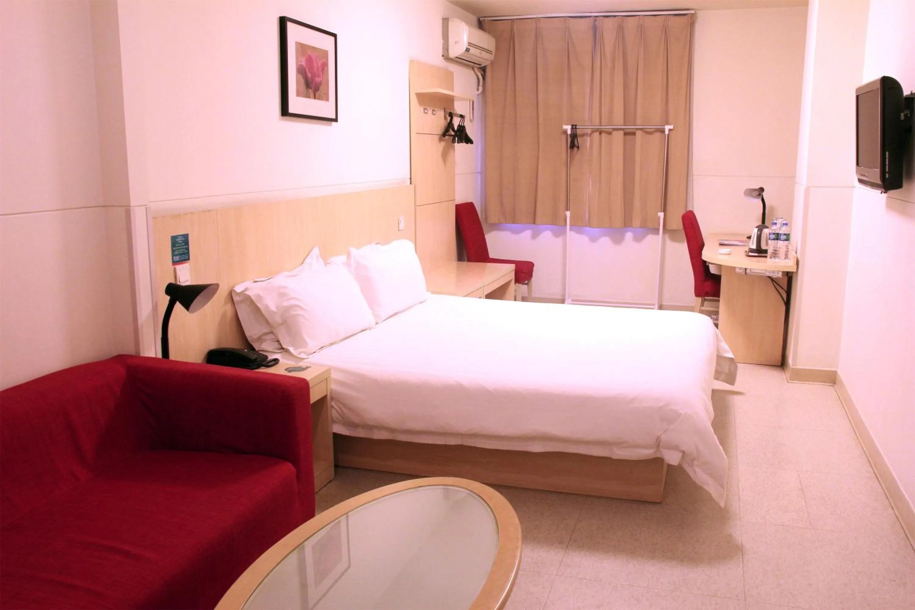 Photo of the whole room in Jinjiang Inn Guangzhou Haizhu Jiangtai Road Subway Station