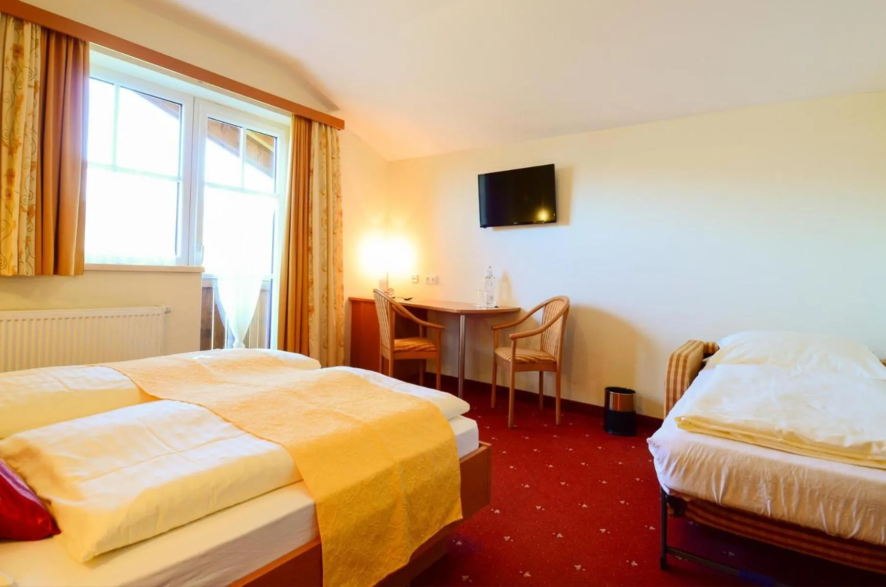 Photo of the whole room, Bed in Gasthaus-Landhotel Traunstein
