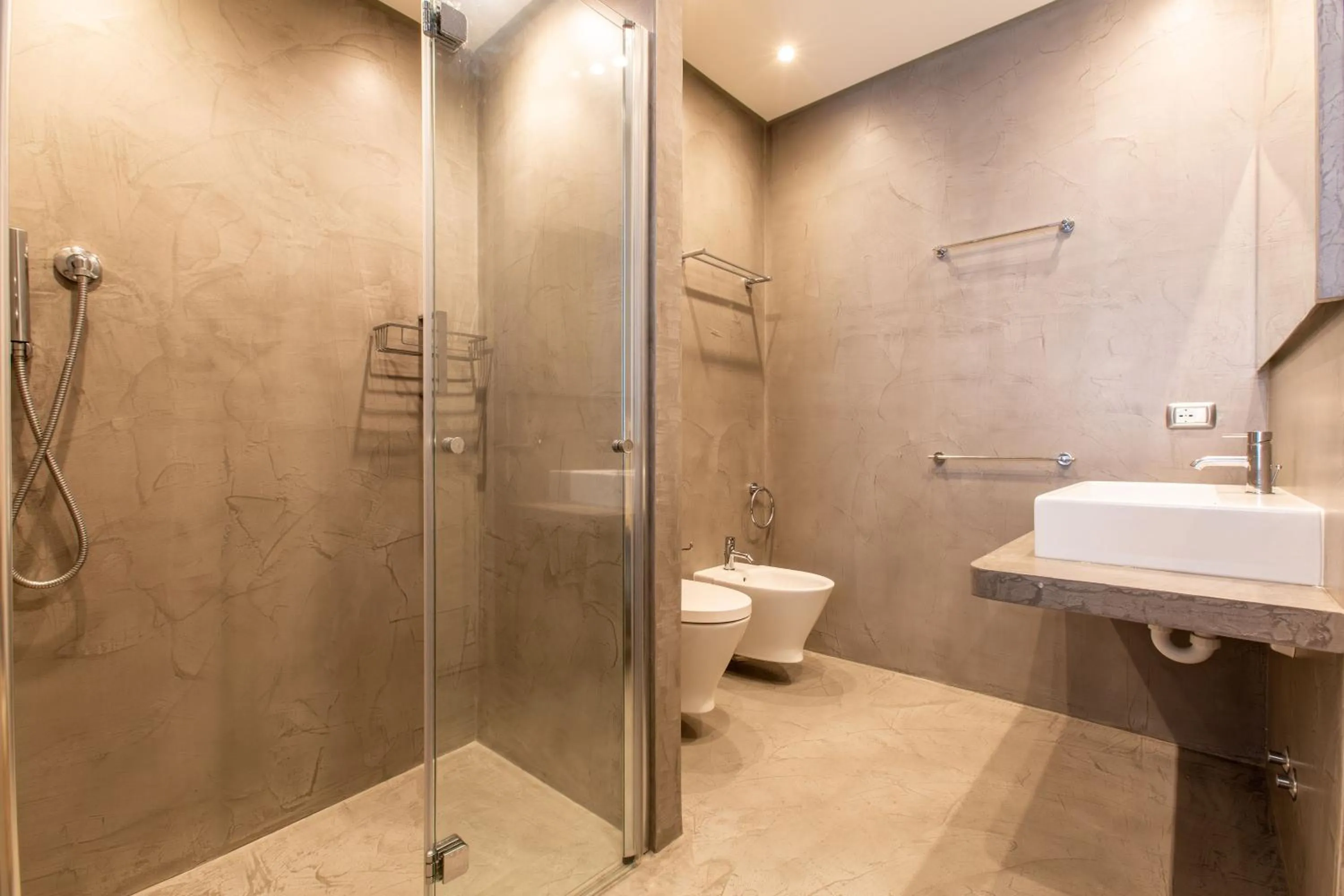 Shower in Hotel Romantico