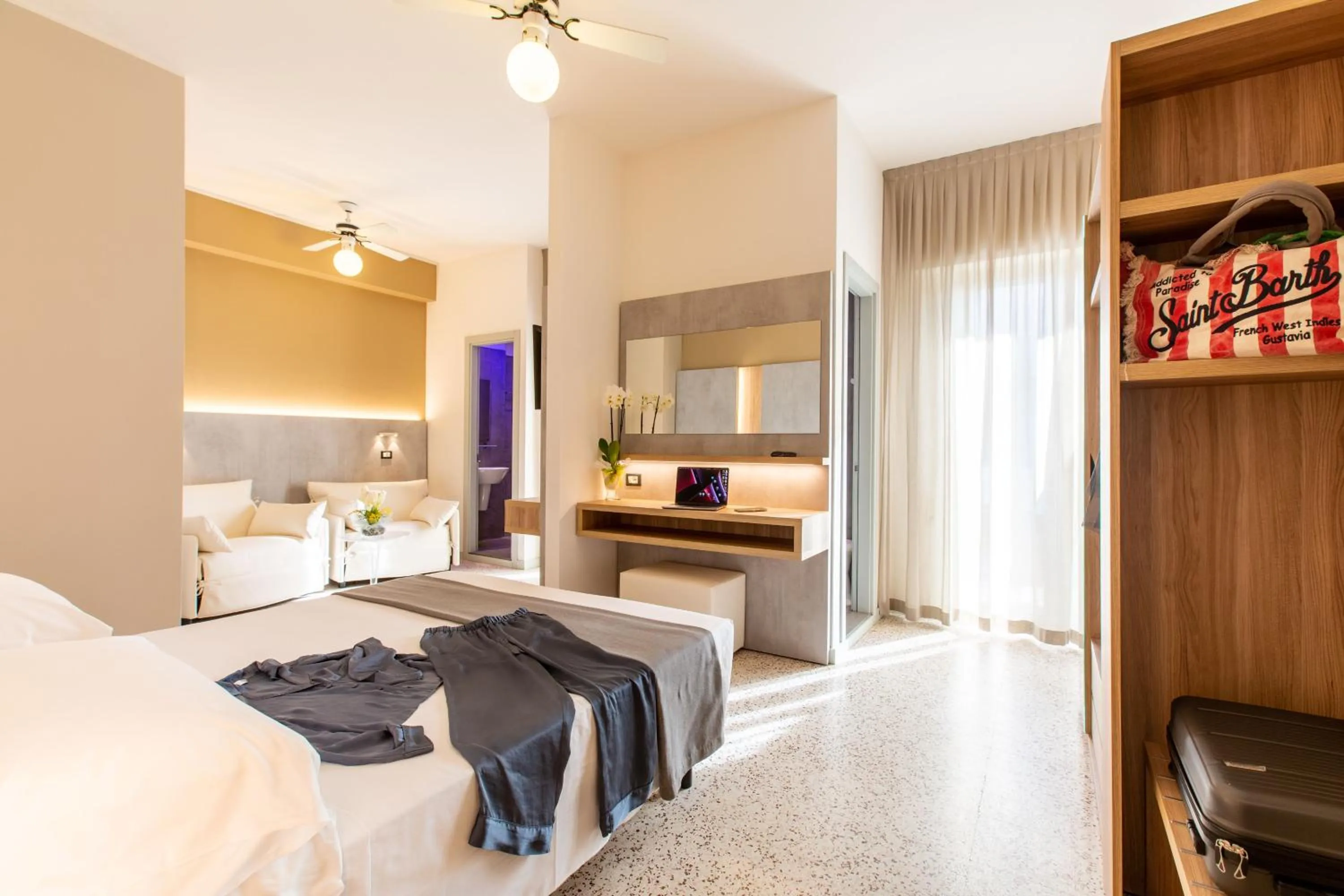 Bed in Hotel Romantico