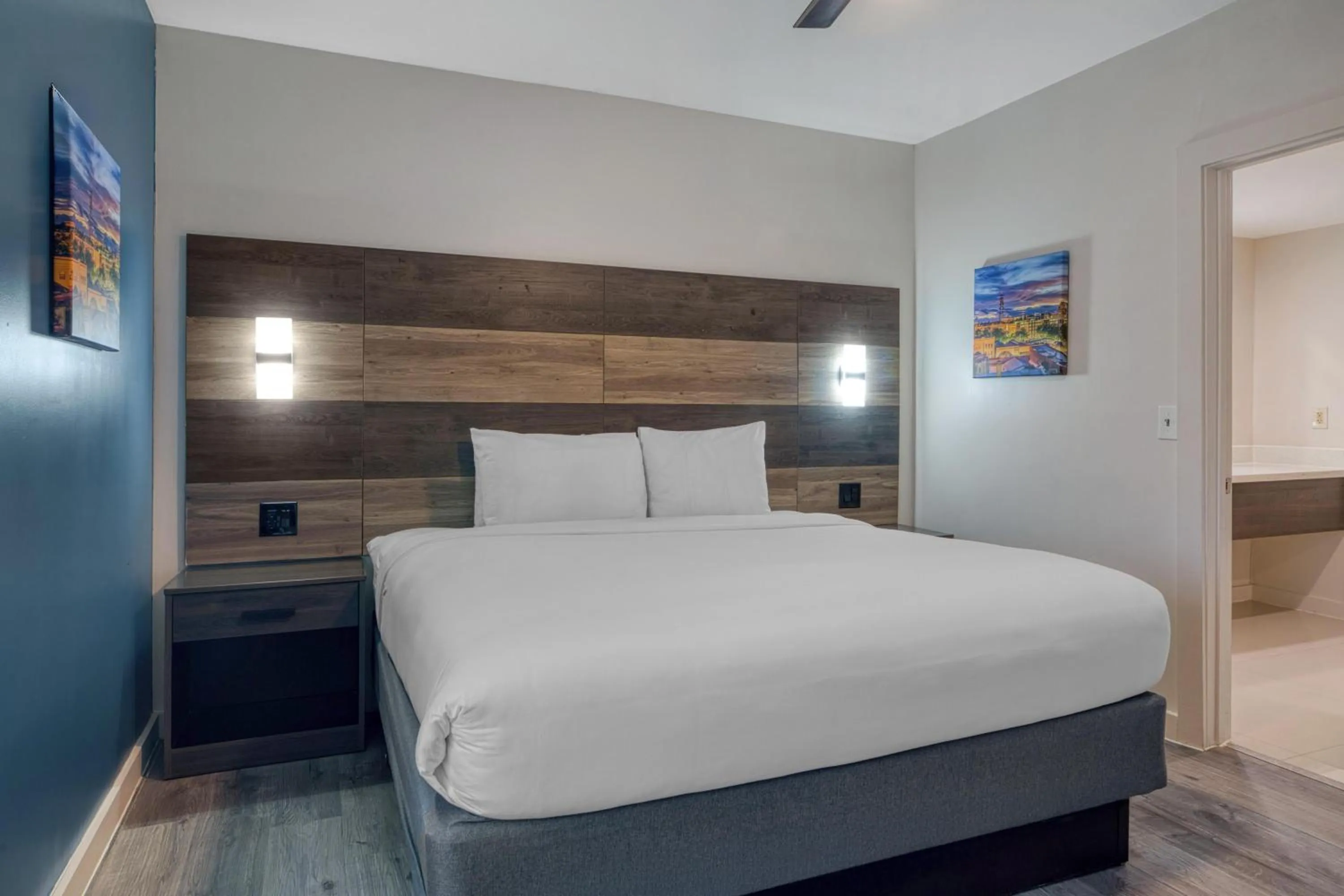 Bedroom, Bed in HOM Hotel Gainesville, SureStay Collection by Best Western