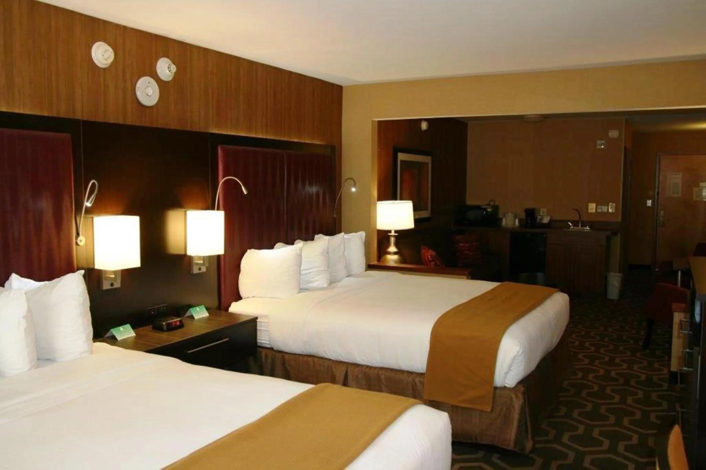 Photo of the whole room, Bed in Holiday Inn Express Hotel & Suites Vineland Millville by IHG