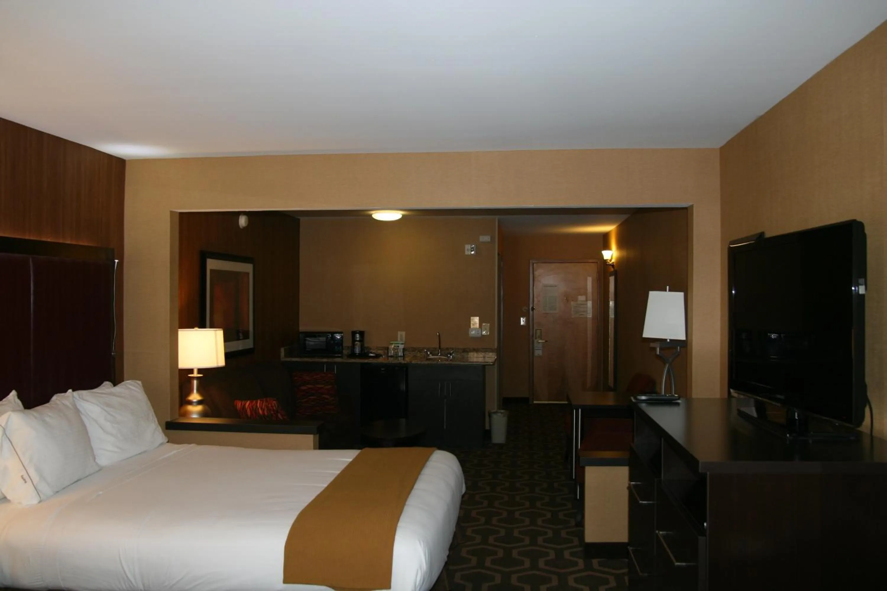 Photo of the whole room, Bed in Holiday Inn Express Hotel & Suites Vineland Millville by IHG