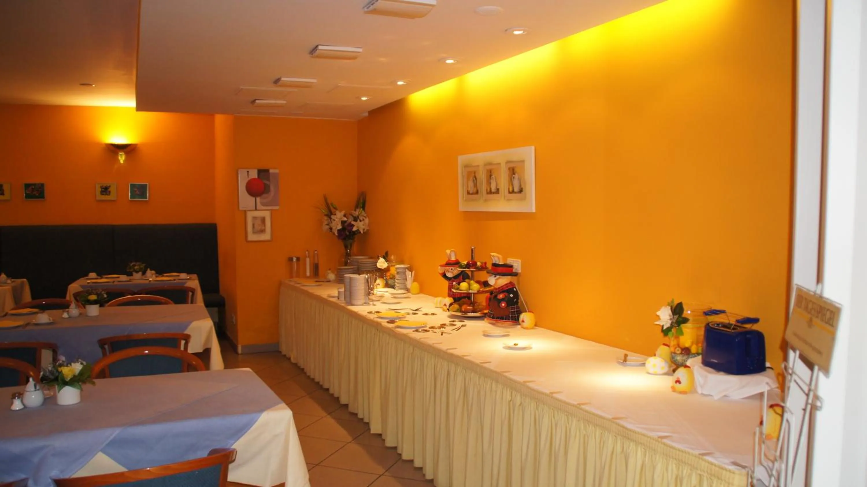 Restaurant/places to eat in Hotel am Buschkrugpark