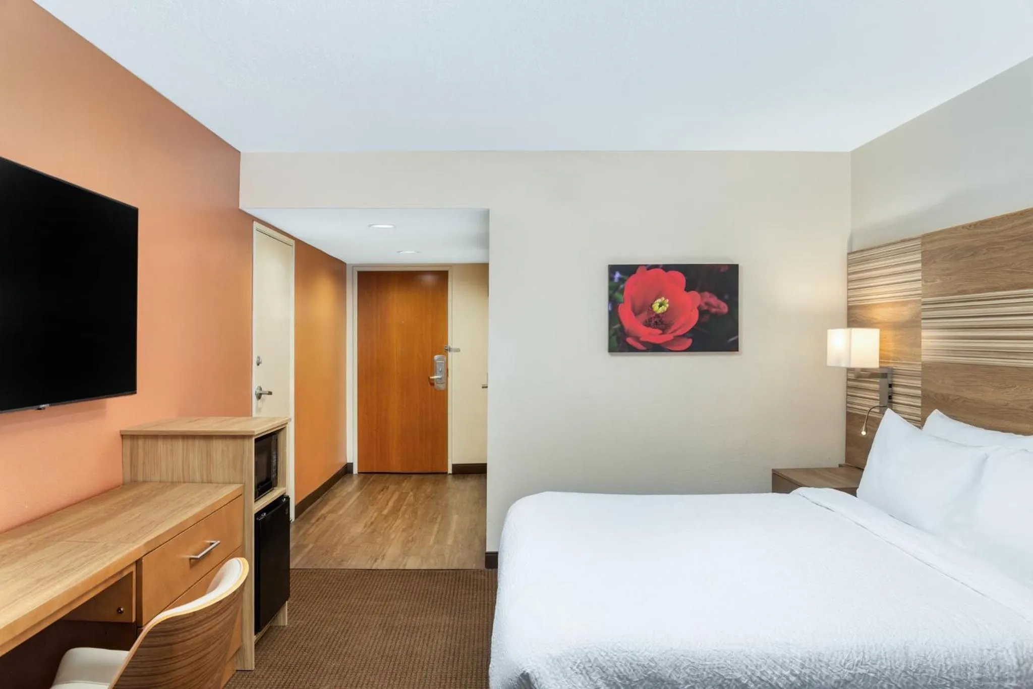 Photo of the whole room, Bed in Holiday Inn Resort Mesquite by IHG