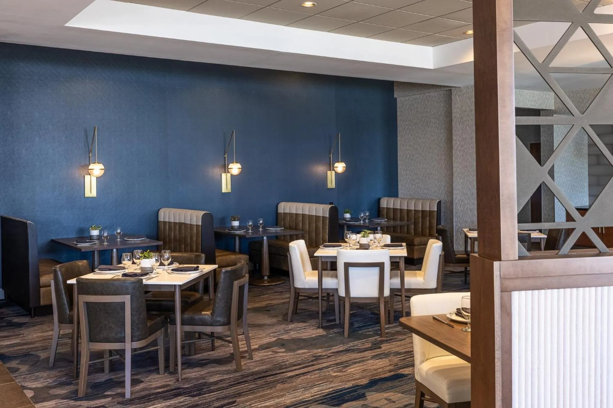 Restaurant/places to eat in Crowne Plaza Ft Myers Gulf Coast by IHG