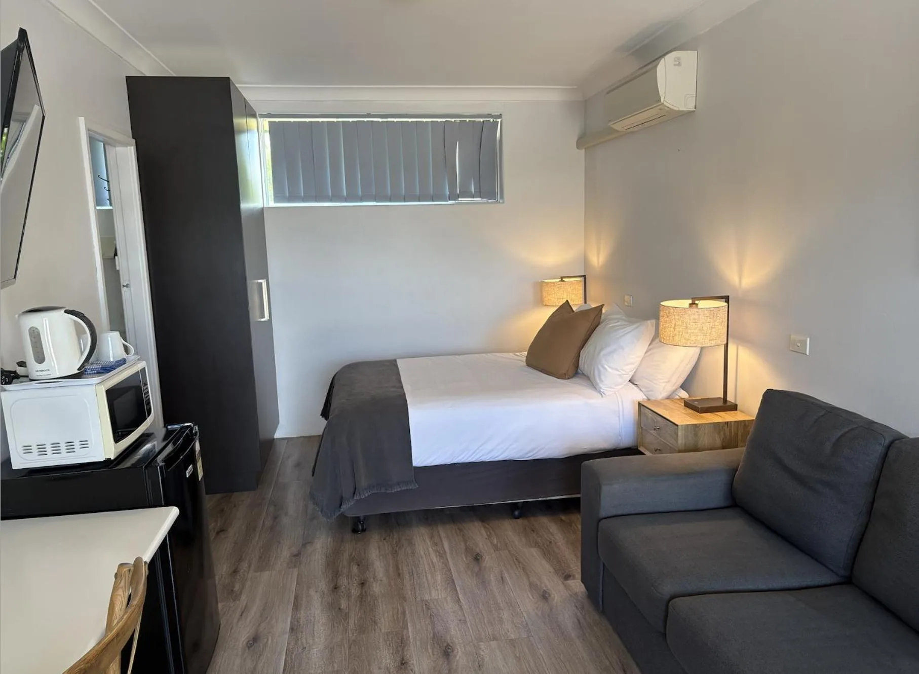 Bed in Tall Timbers Motel