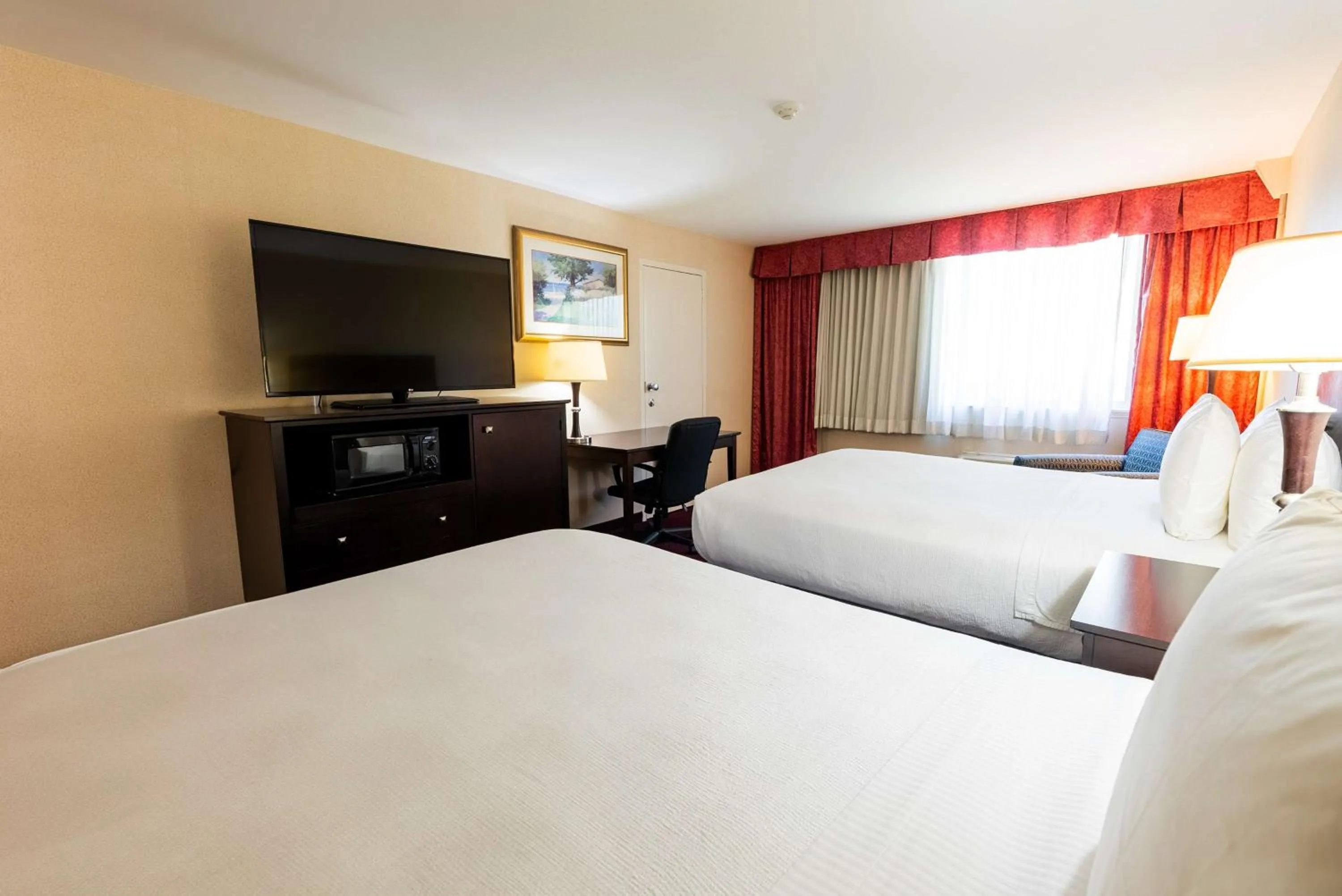 Bedroom, Bed in Fireside Inn & Suites Portland