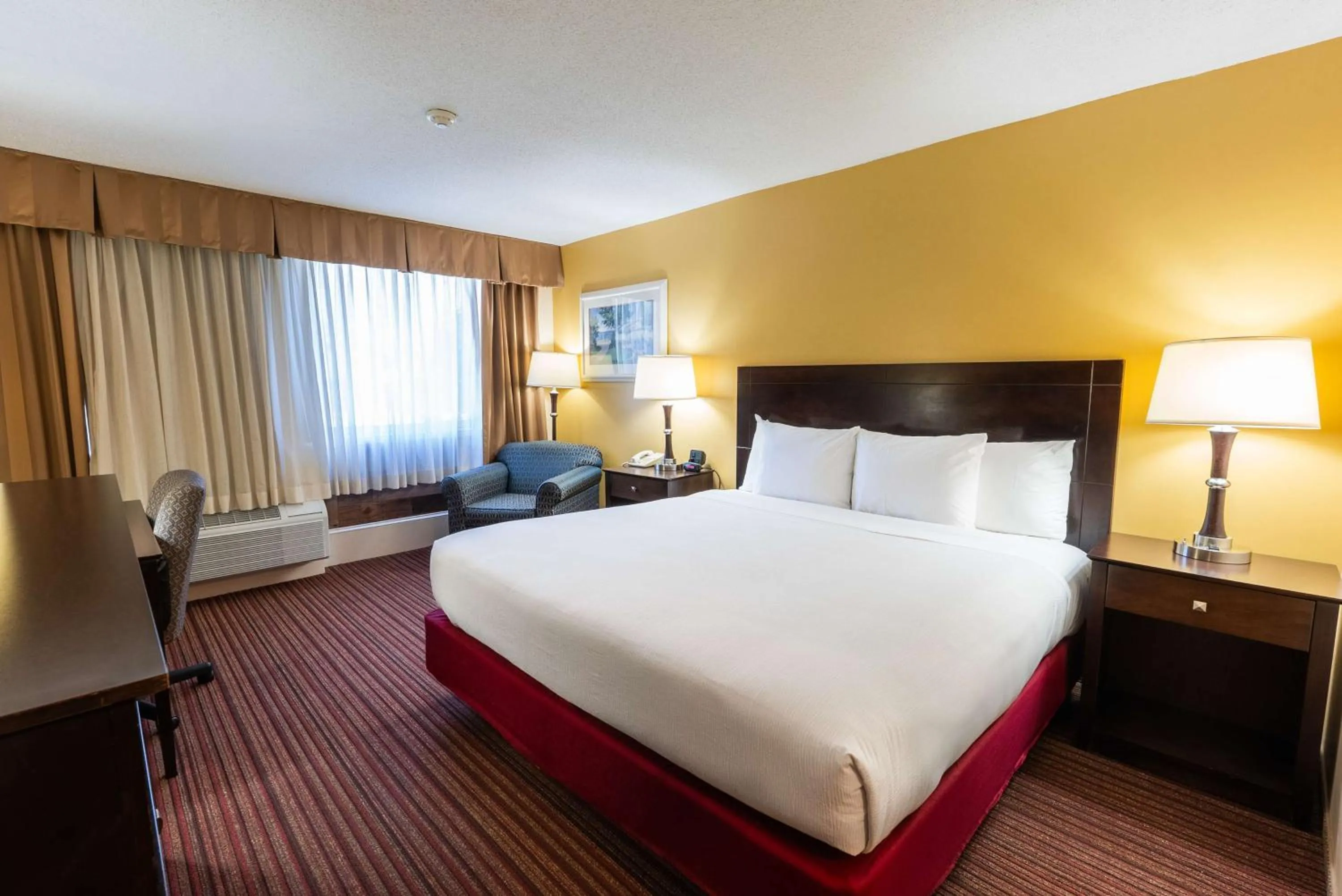 Bedroom, Bed in Fireside Inn & Suites Portland