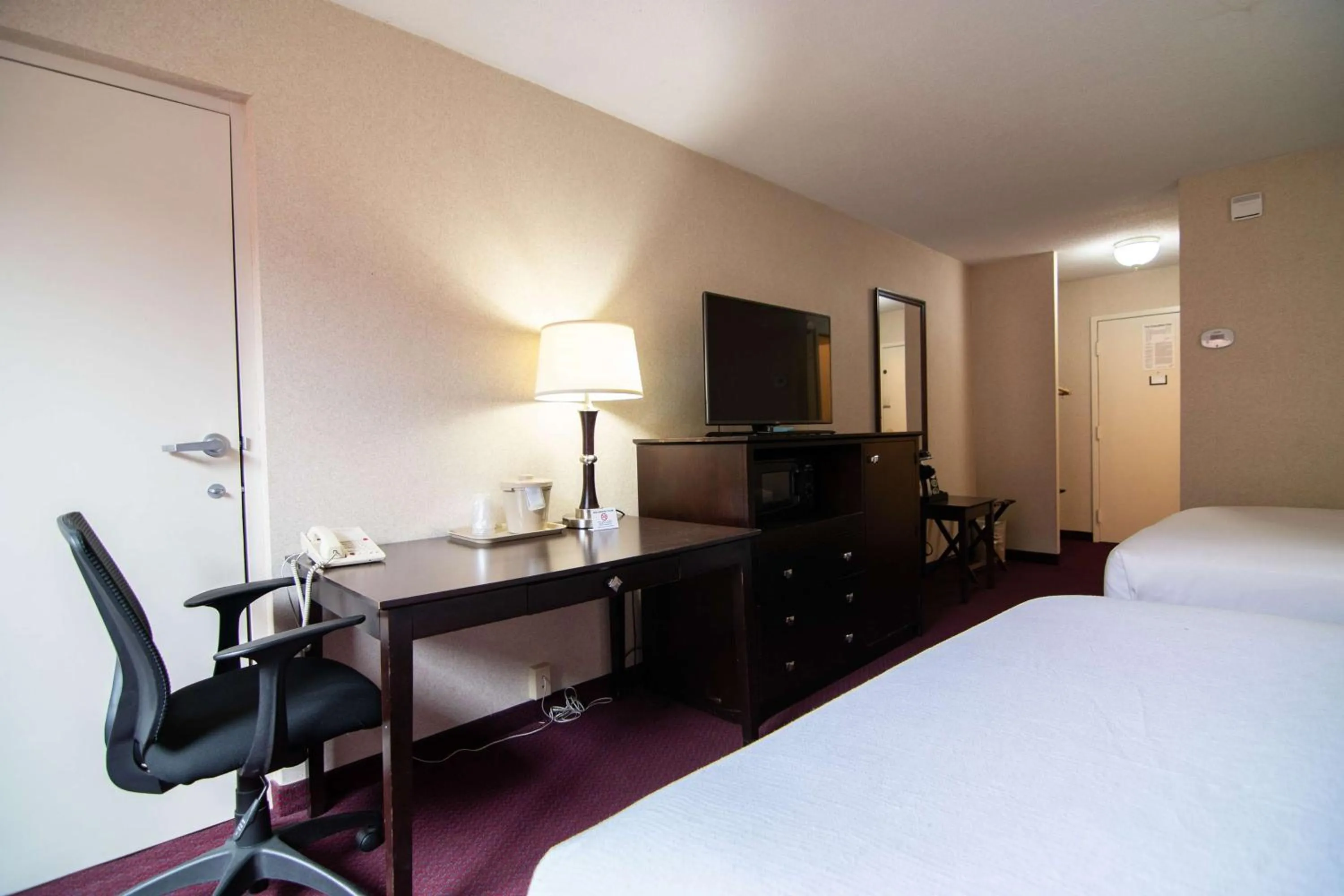 Bedroom, Bed in Fireside Inn & Suites Portland