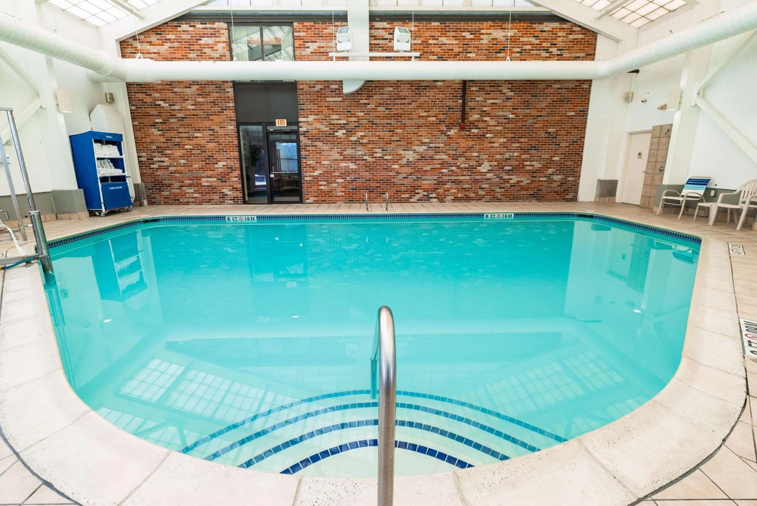 Pool view in Fireside Inn & Suites Portland