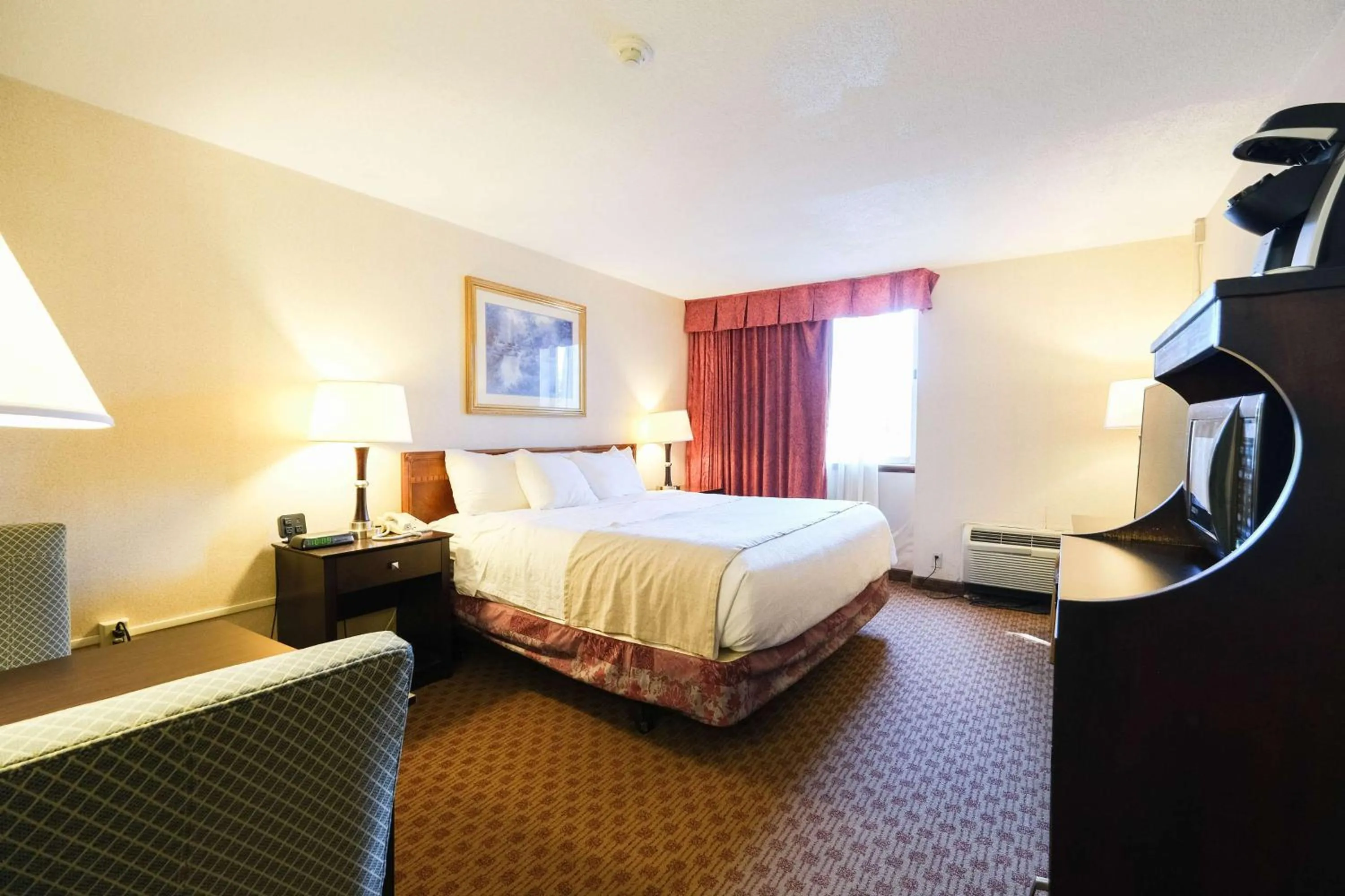 Bedroom, Bed in Fireside Inn & Suites Portland