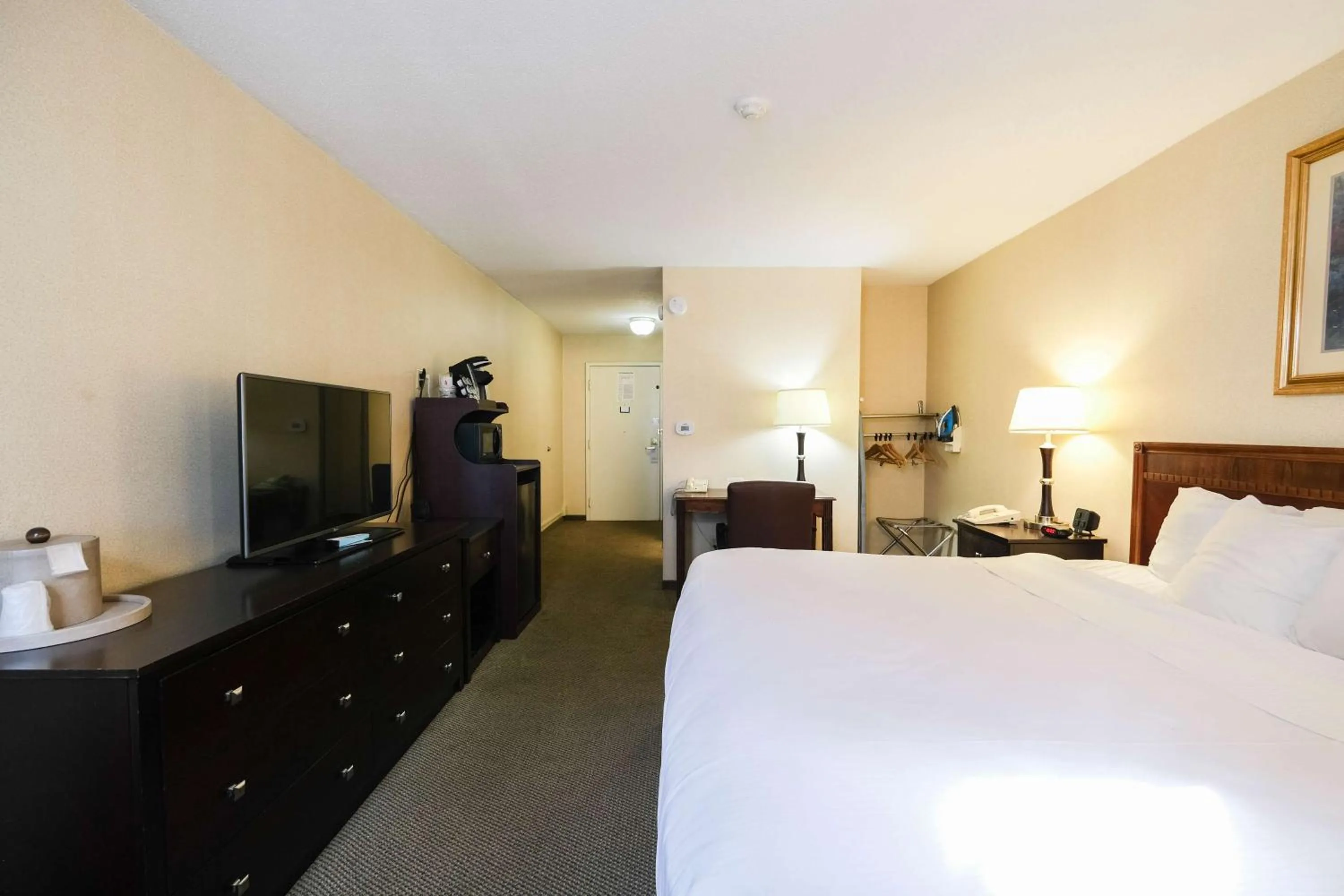 Bedroom, Bed in Fireside Inn & Suites Portland