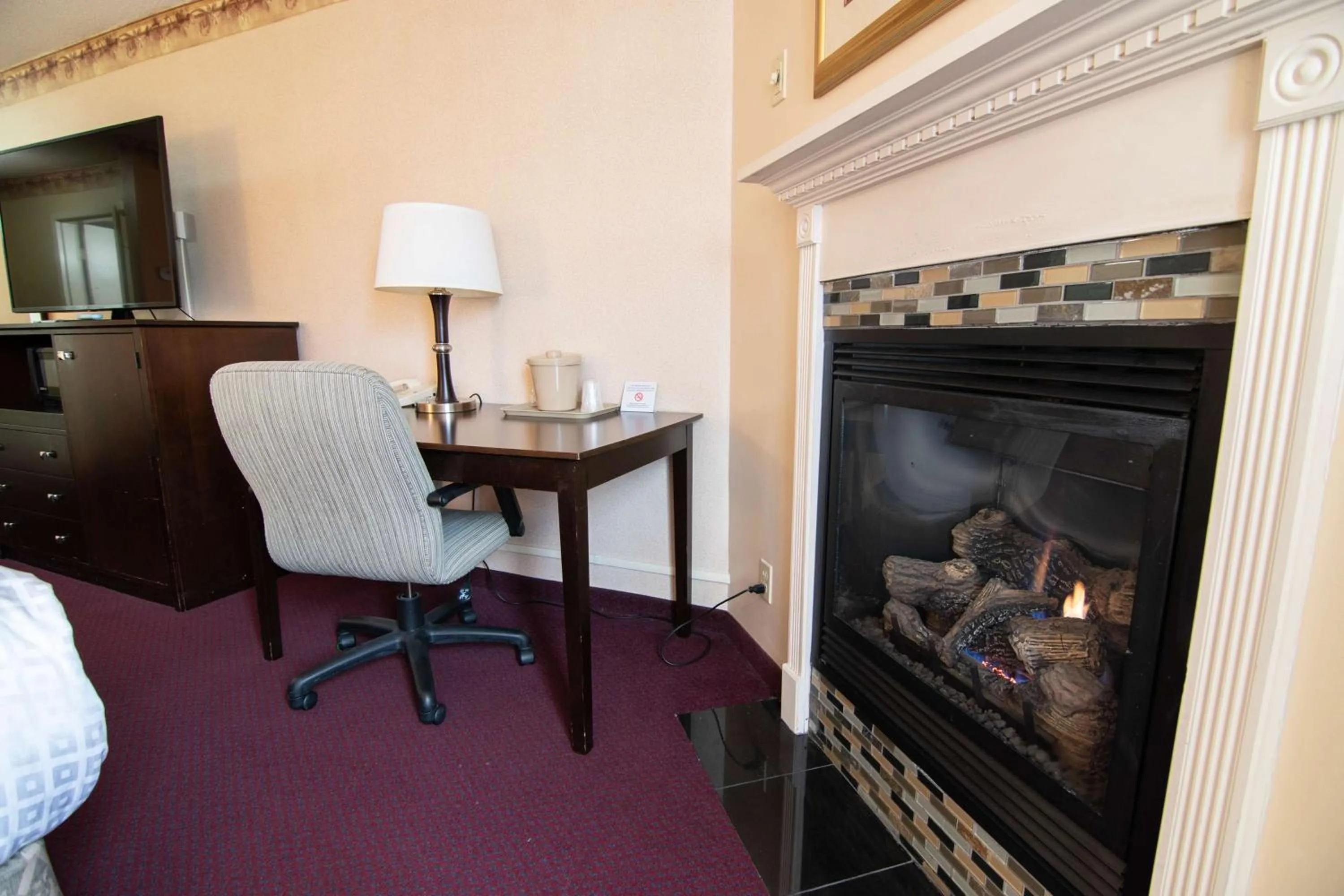 Bedroom in Fireside Inn & Suites Portland