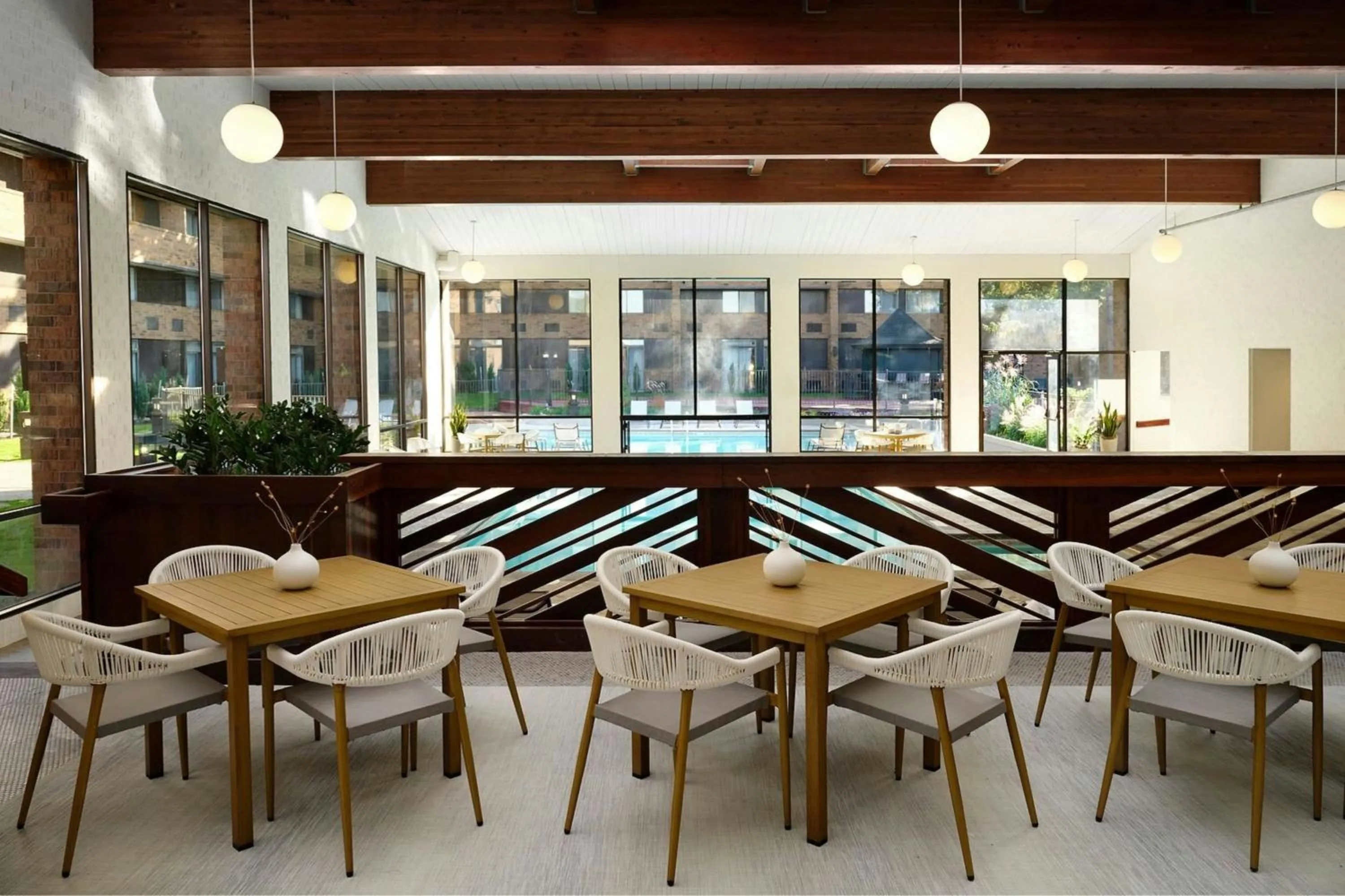 Swimming pool in Sheraton Grand Rapids Airport Hotel