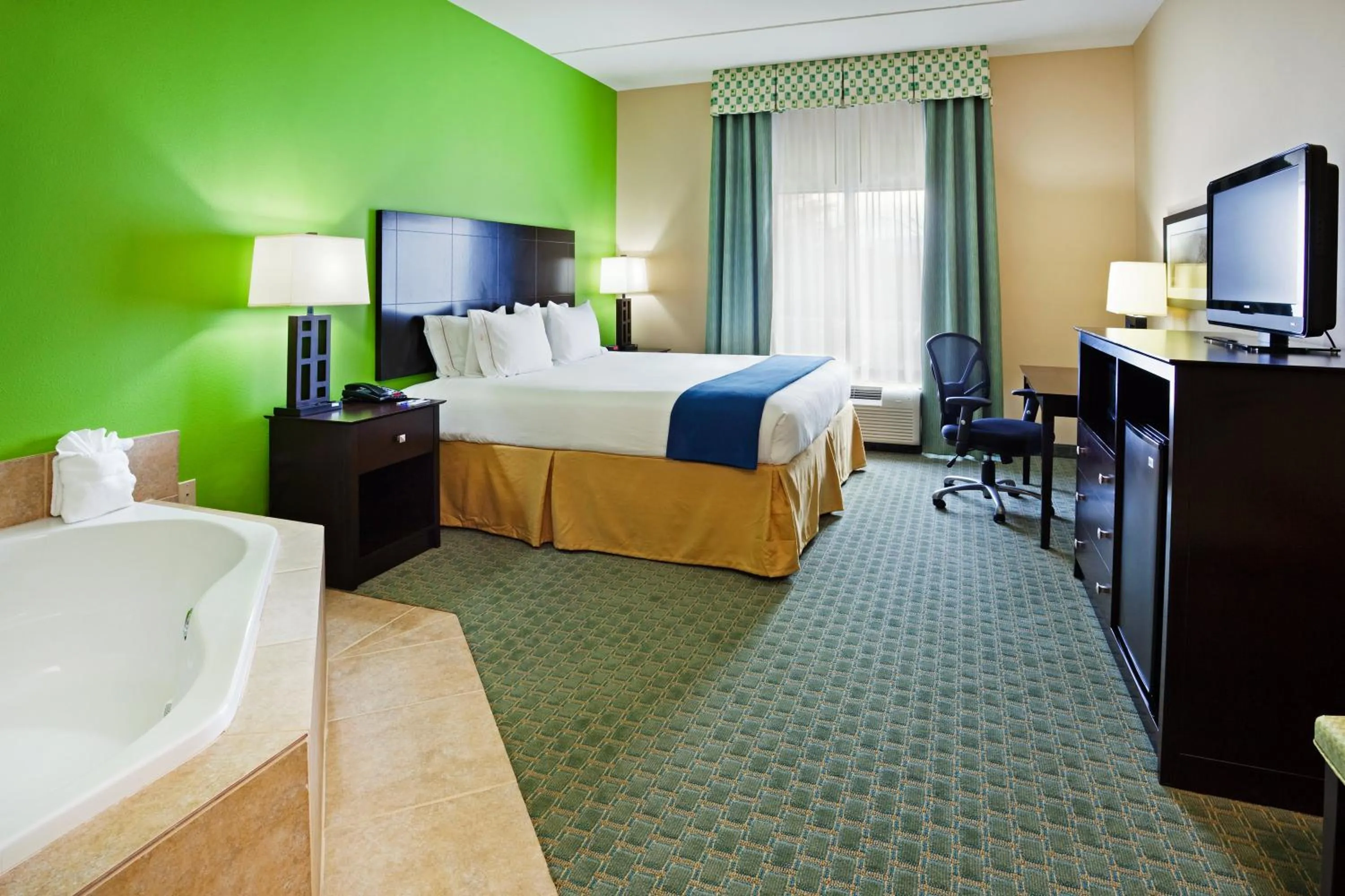 Bedroom, Bed in Holiday Inn Express Hotel & Suites Newport South by IHG