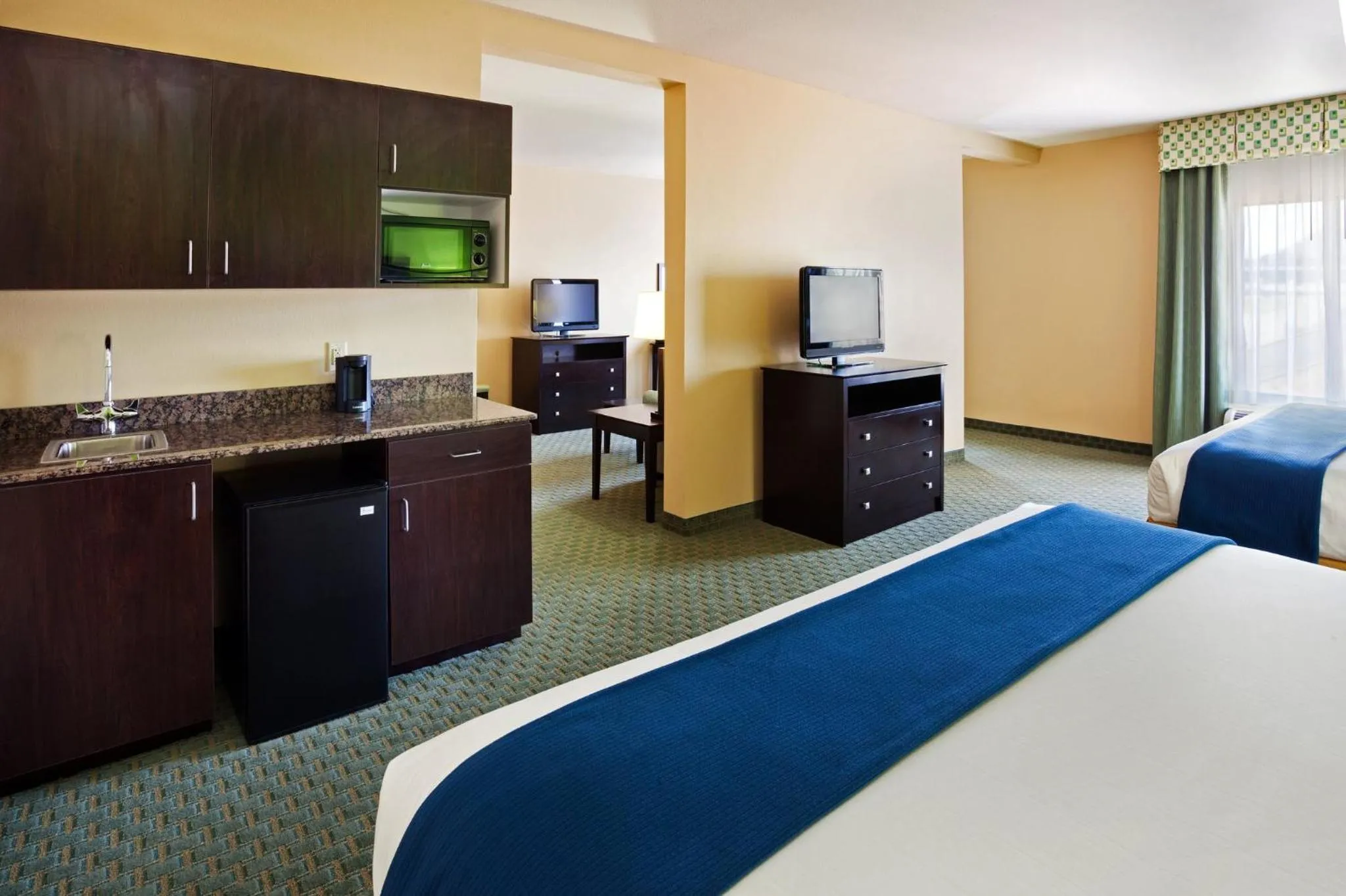 Bedroom, Bed in Holiday Inn Express Hotel & Suites Newport South by IHG