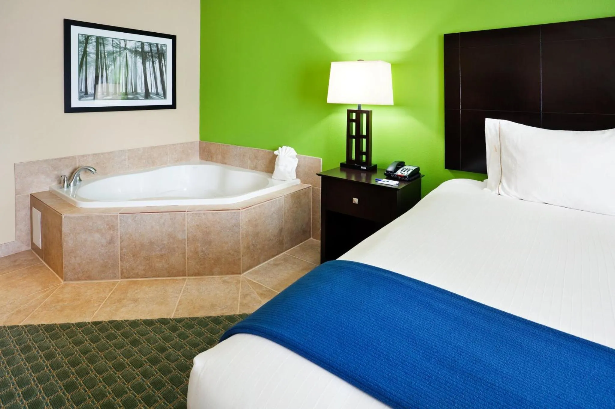 Bedroom, Bed in Holiday Inn Express Hotel & Suites Newport South by IHG