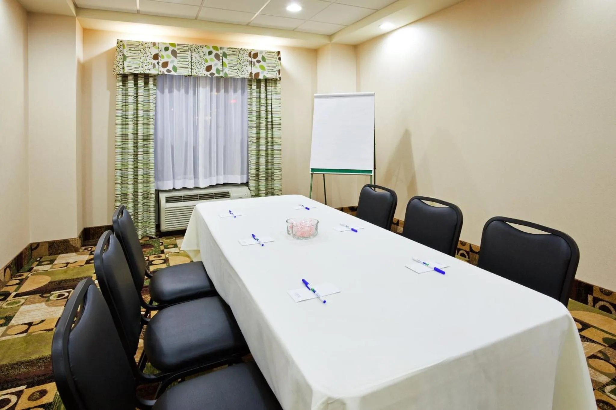 Meeting/conference room in Holiday Inn Express Hotel & Suites Newport South by IHG