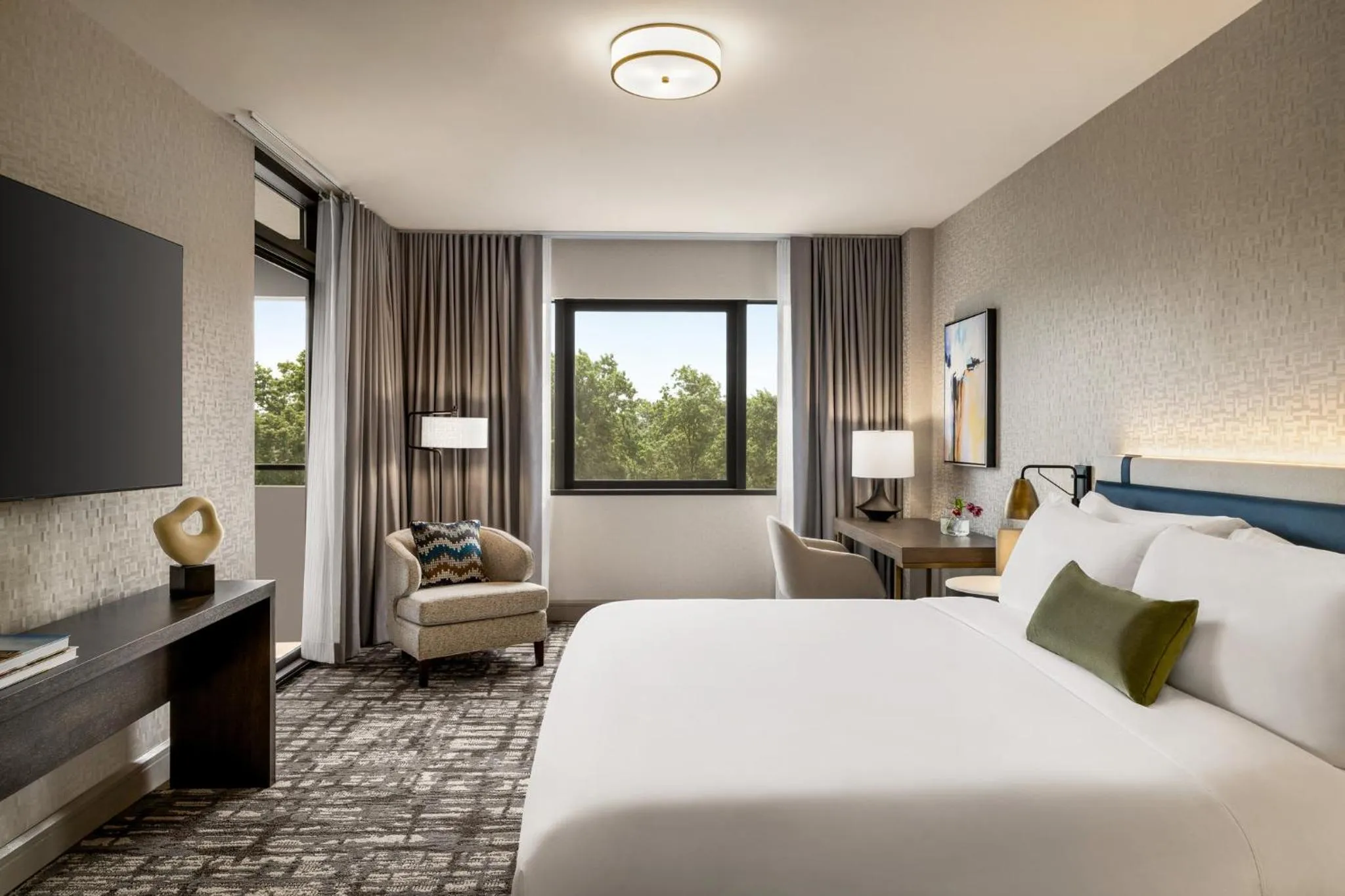 Photo of the whole room, Bed in Crowne Plaza Edison by IHG