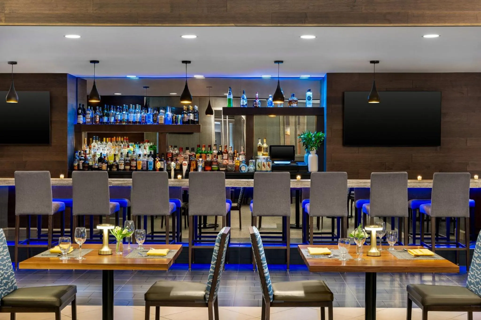 Restaurant/places to eat in Crowne Plaza Edison by IHG