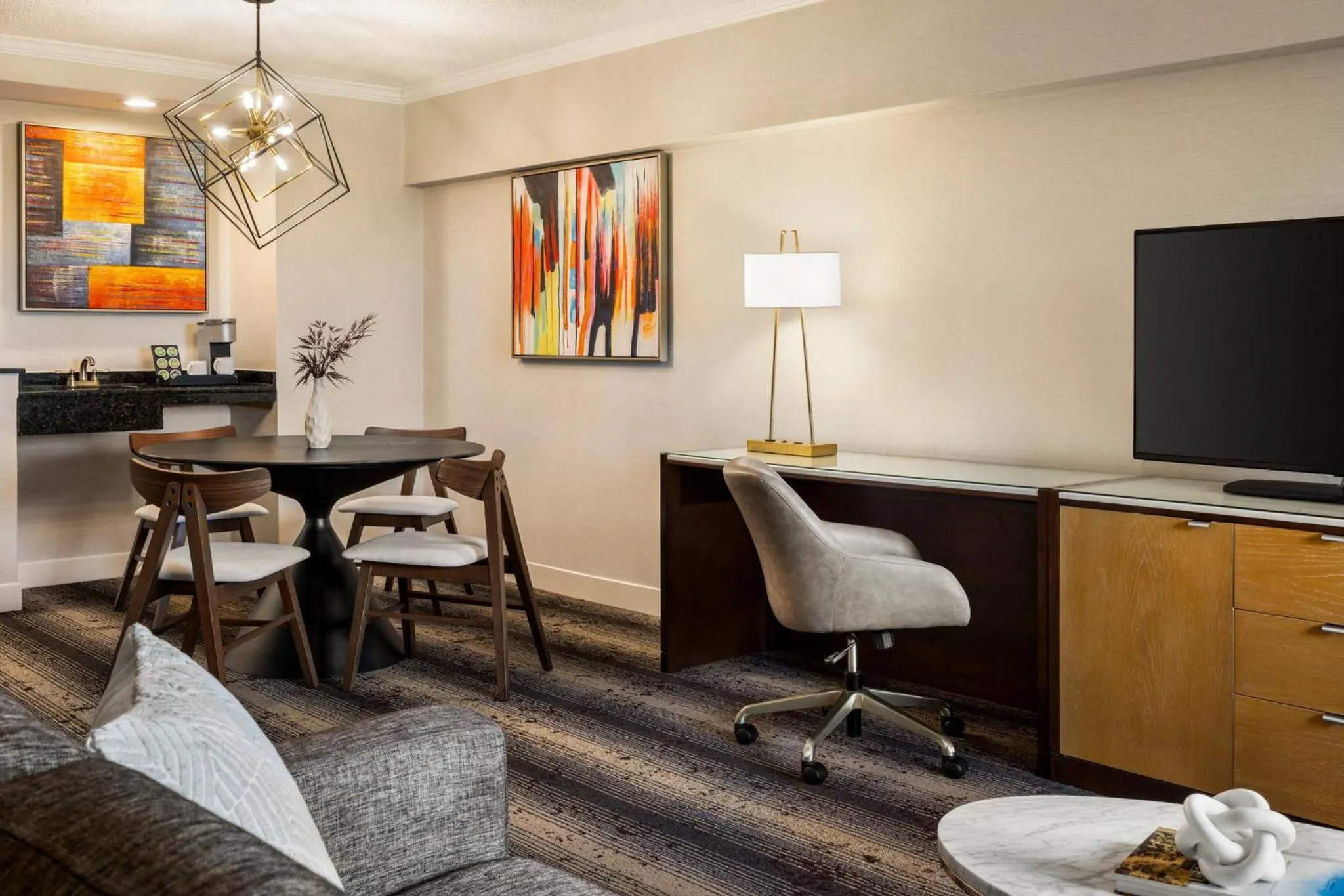 Photo of the whole room in Crowne Plaza Edison by IHG