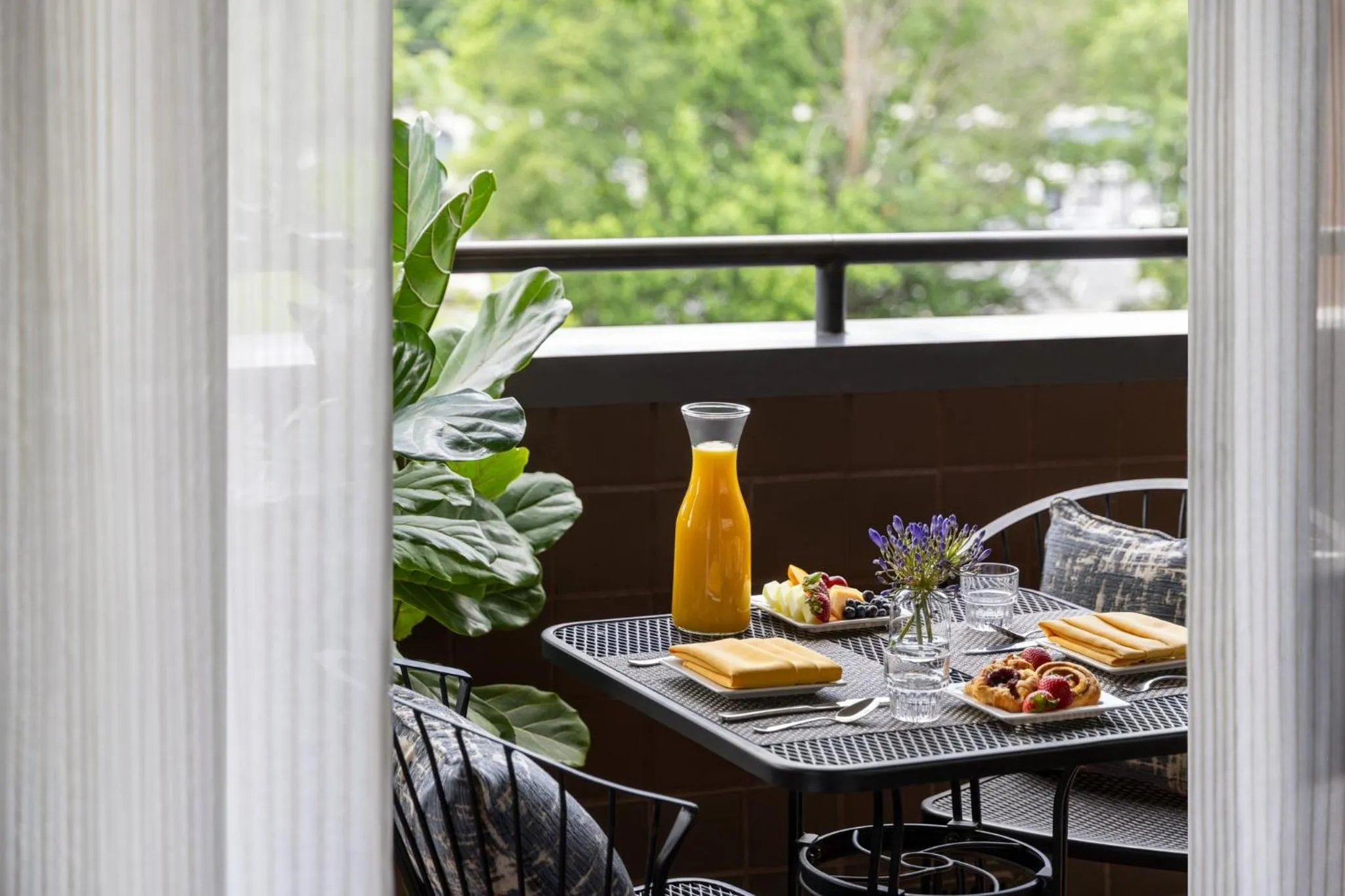 Photo of the whole room in Crowne Plaza Edison by IHG