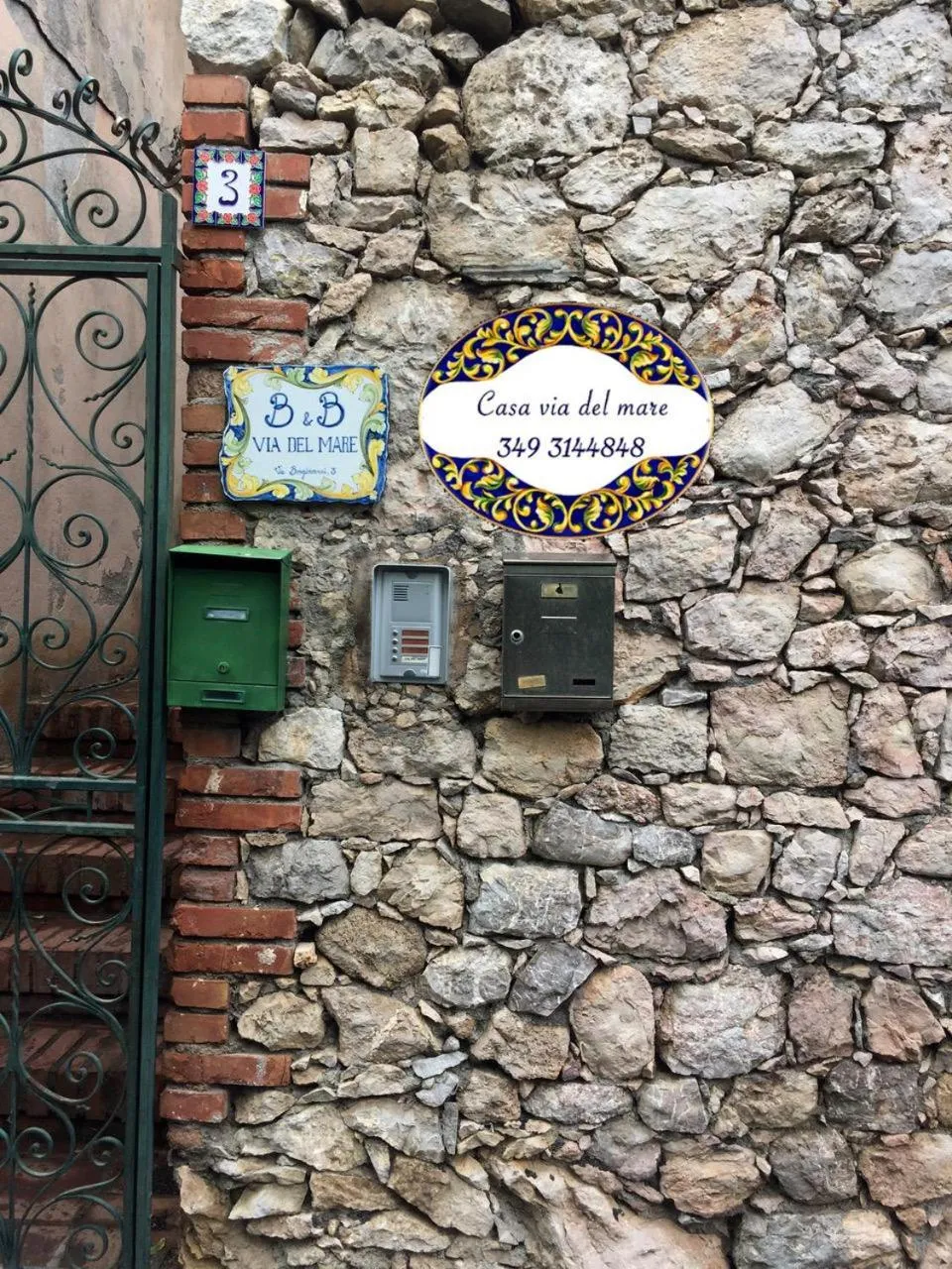 Facade/entrance in La Via del Mare