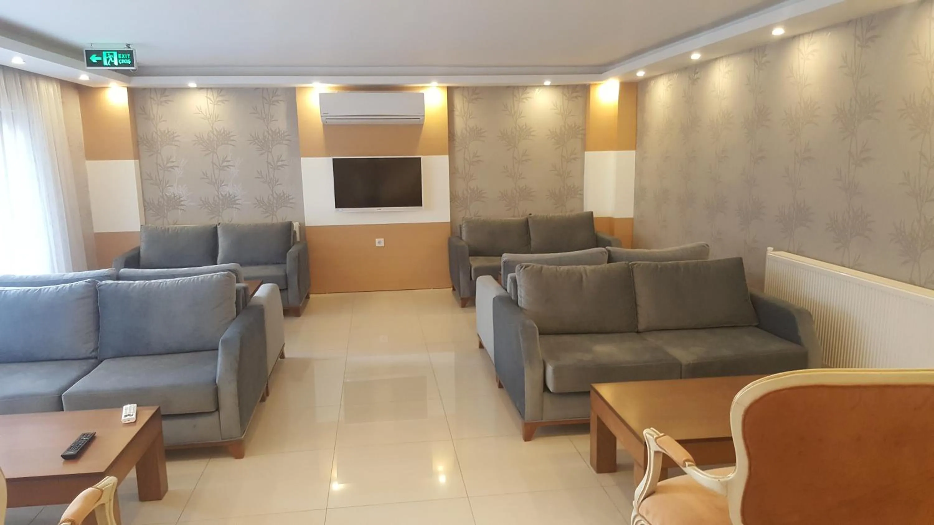 Communal lounge/ TV room in Hotel Kabacam Aydin