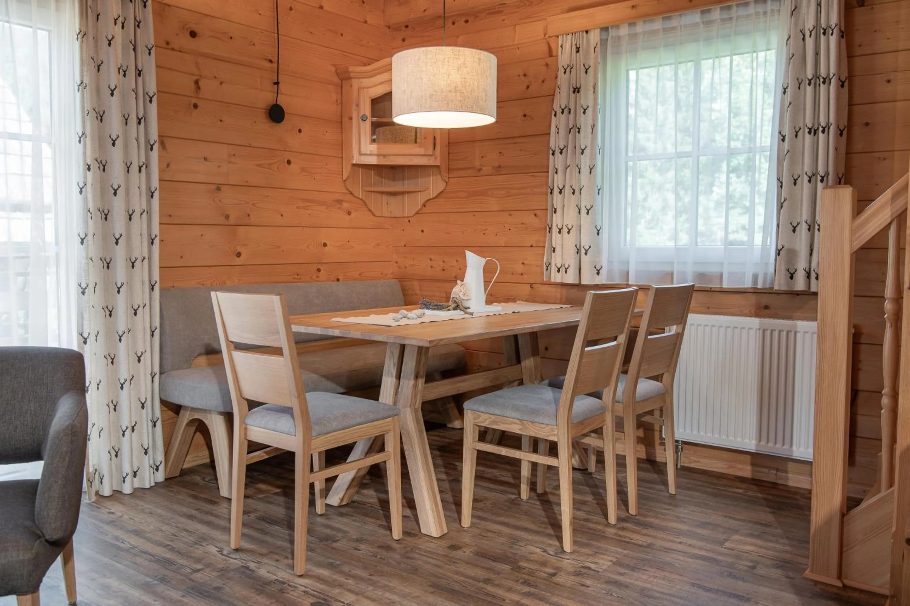 Dining area in AlpenParks Hagan Lodge Altaussee