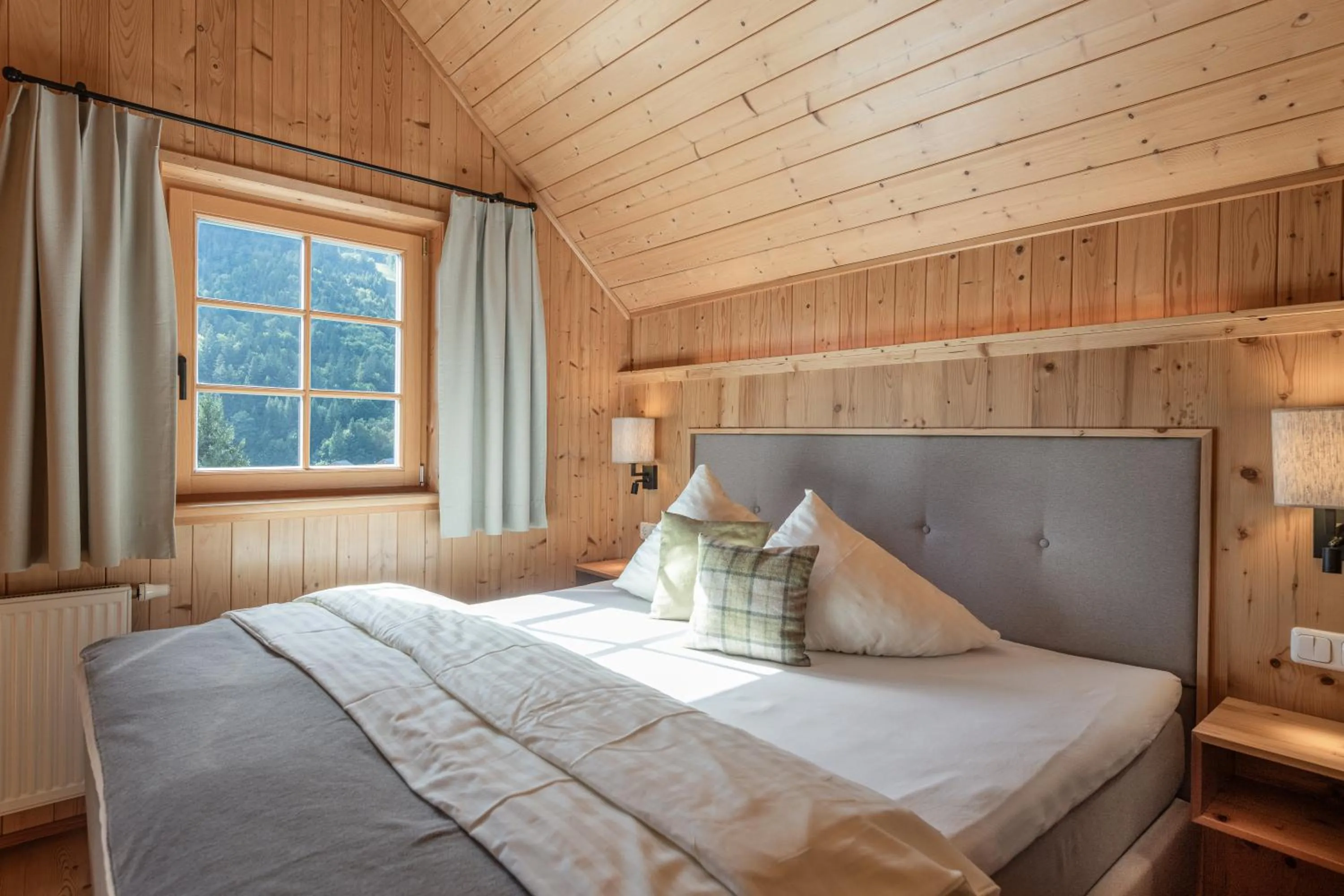 Bedroom, Bed in AlpenParks Hagan Lodge Altaussee