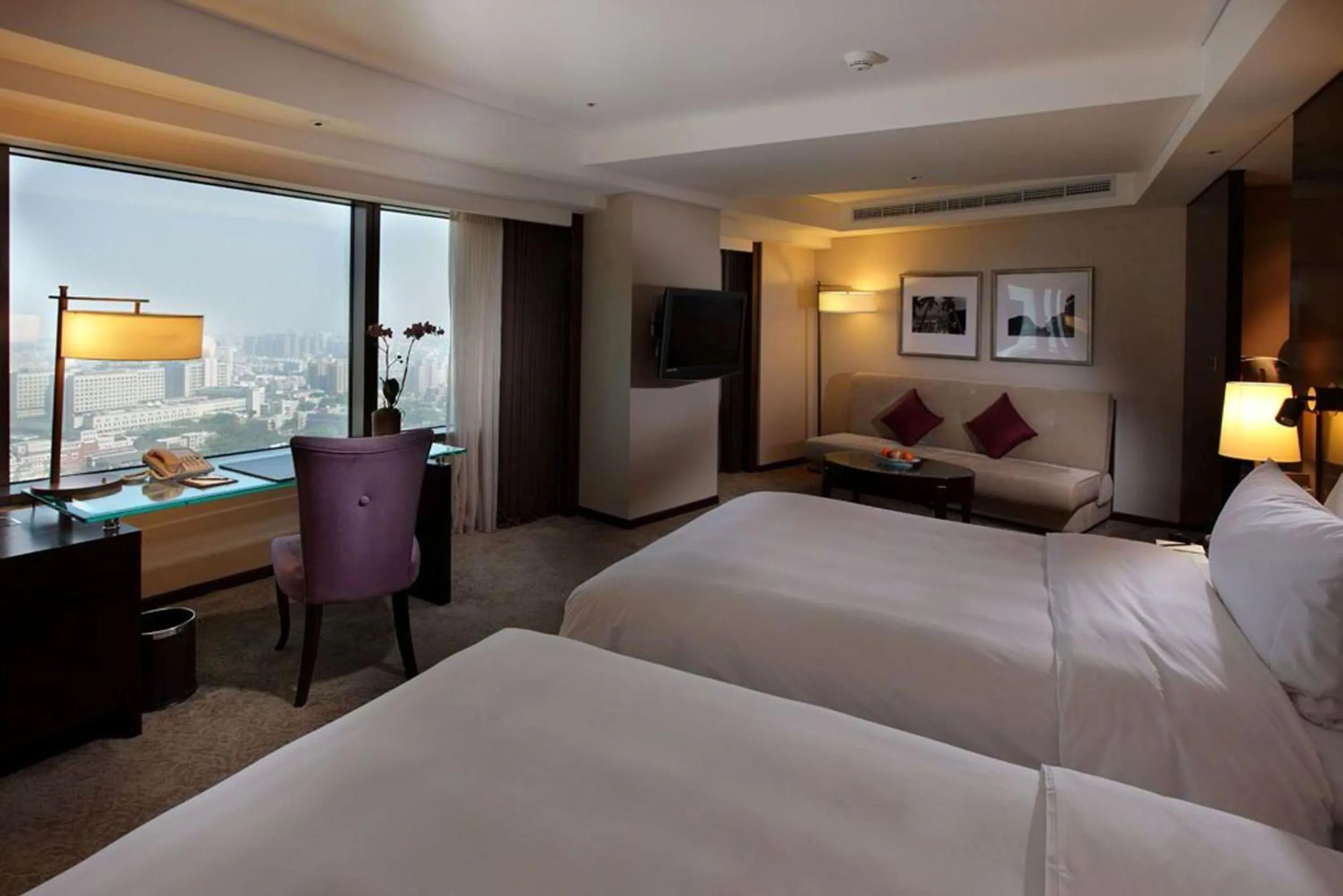 Photo of the whole room, Bed in Shangri-La Far Eastern Tainan