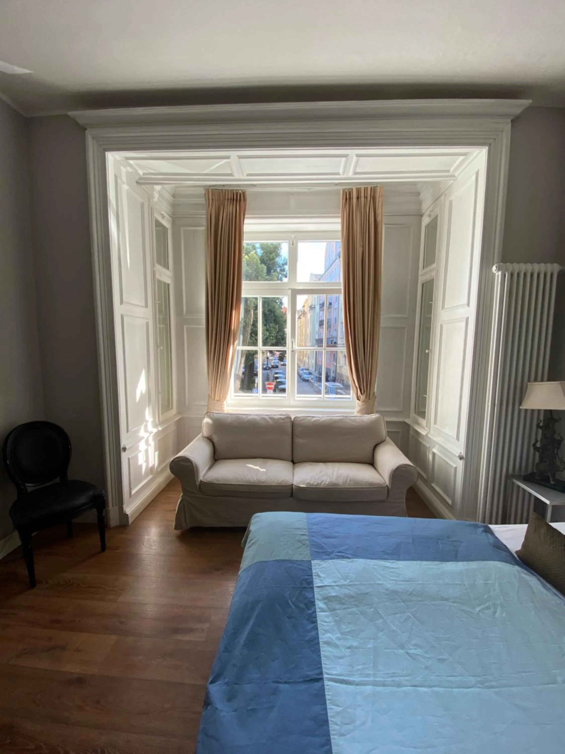 Photo of the whole room, Bed in Das Nikolai Hotel