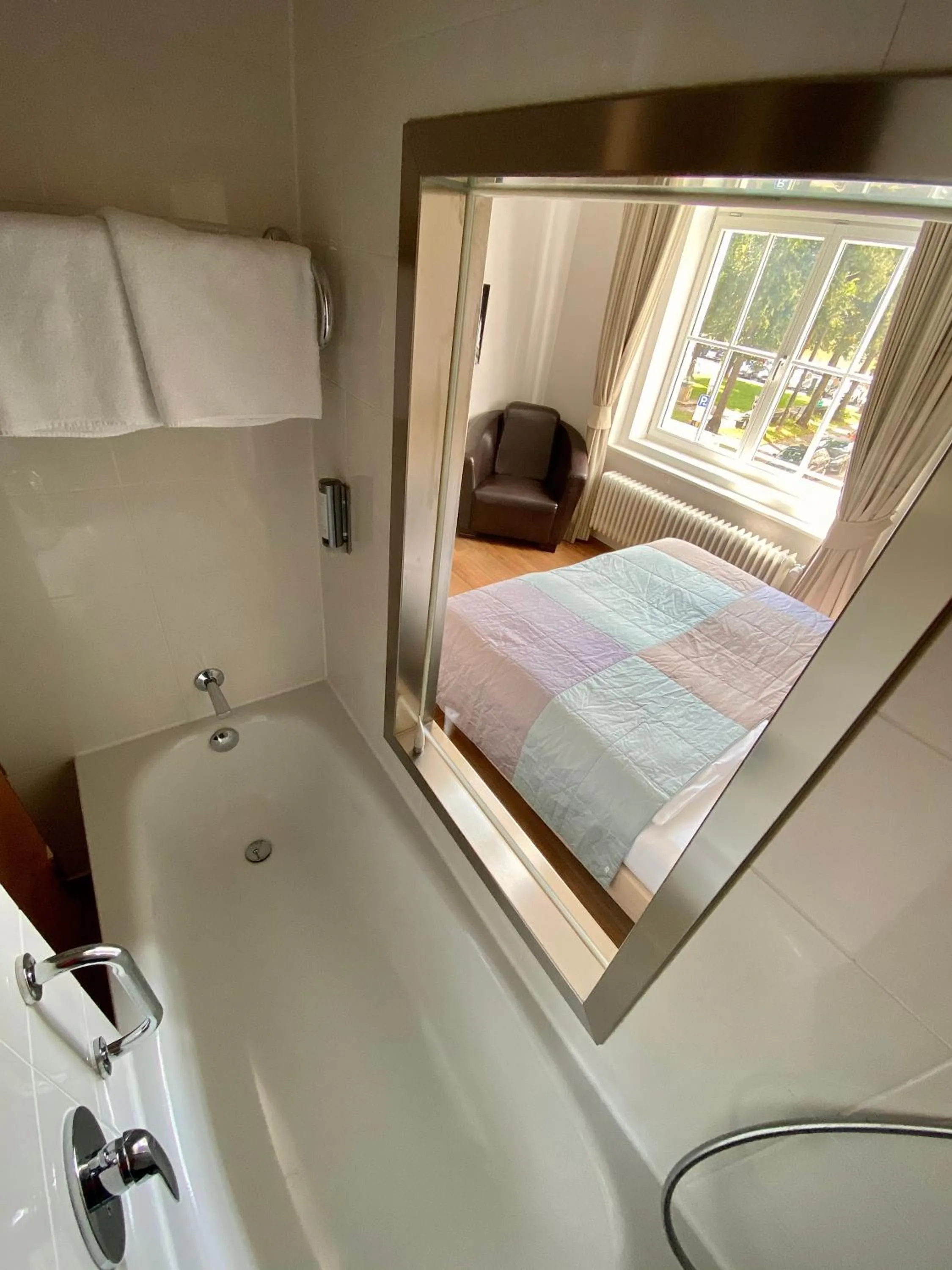 Bath, Bed in Das Nikolai Hotel