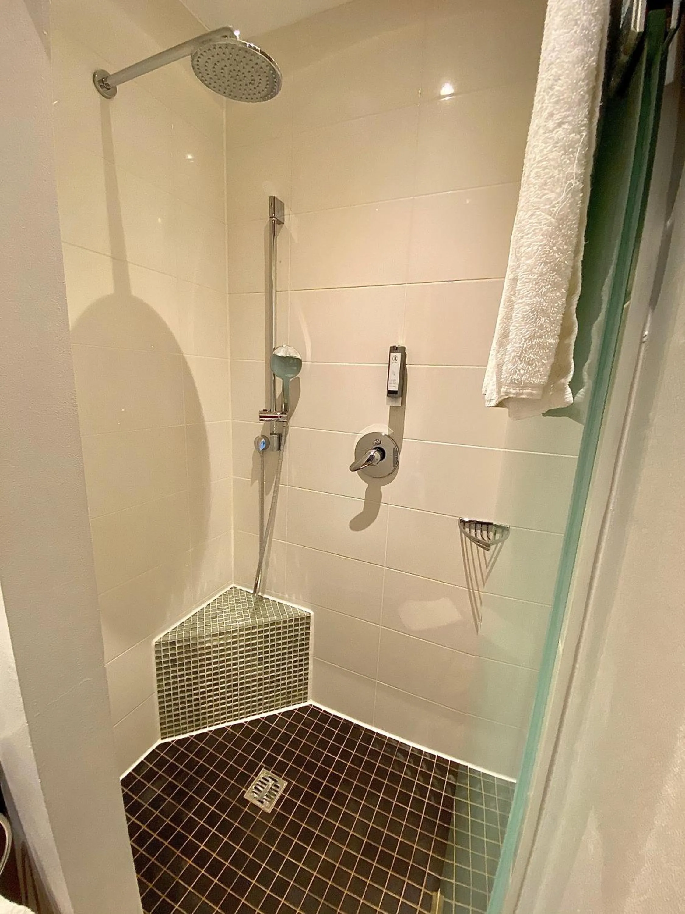 Shower in Das Nikolai Hotel