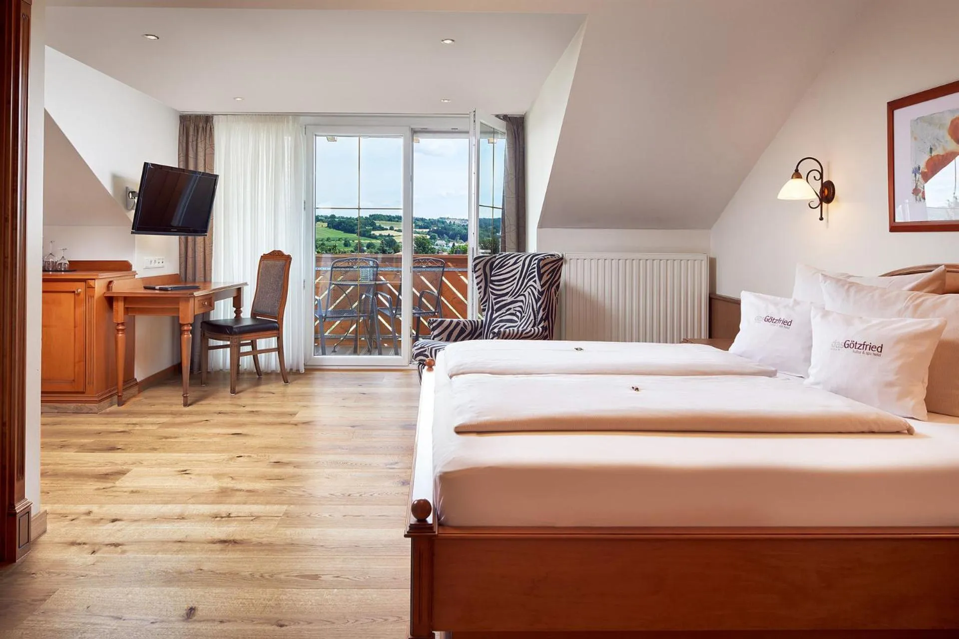 Photo of the whole room, Bed in Garden & SPA Hotel Das Götzfried