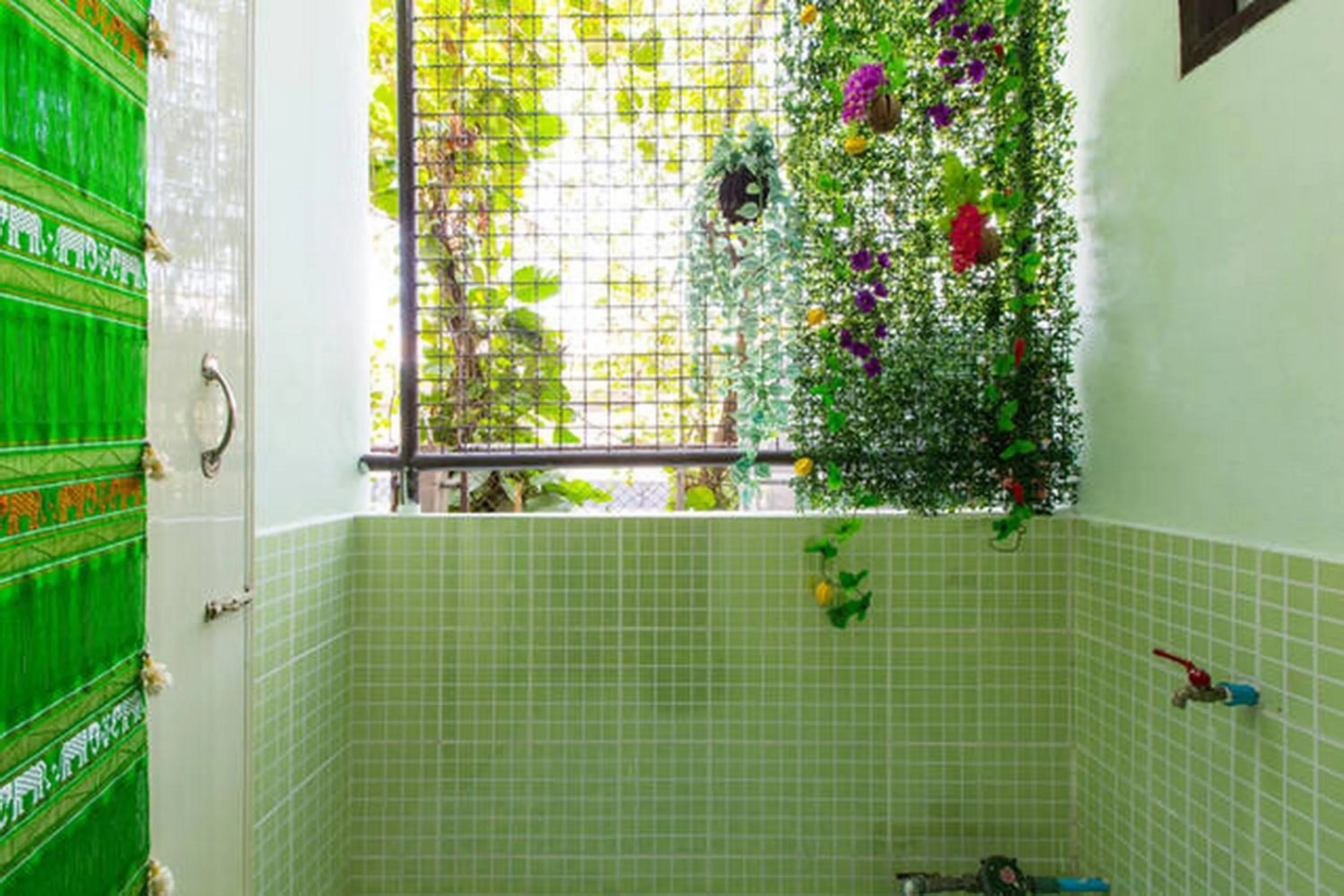 Area and facilities in The Backpacker stn