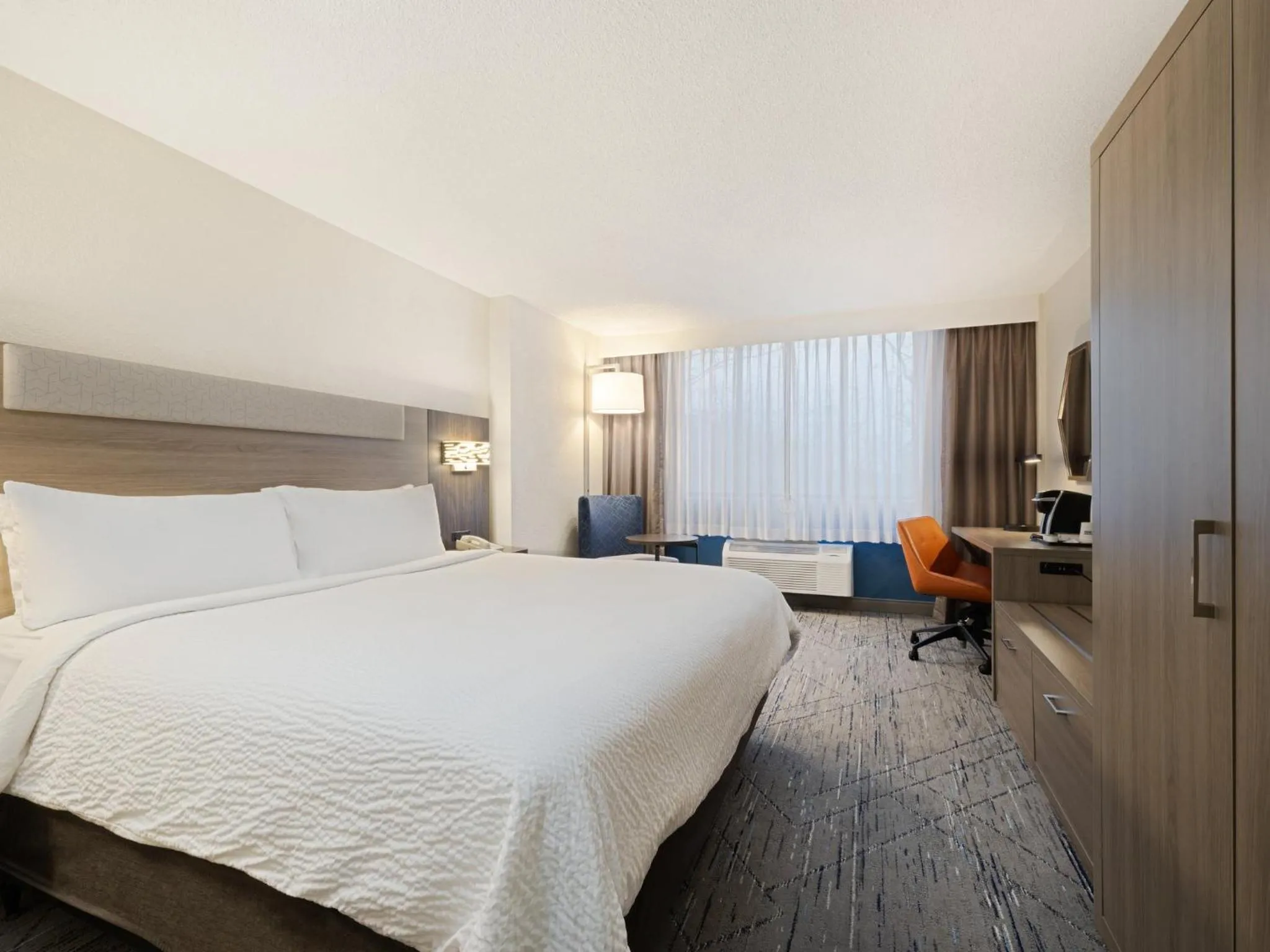 Photo of the whole room, Bed in Holiday Inn Express Hotel & Suites Ft. Lauderdale-Plantation by IHG