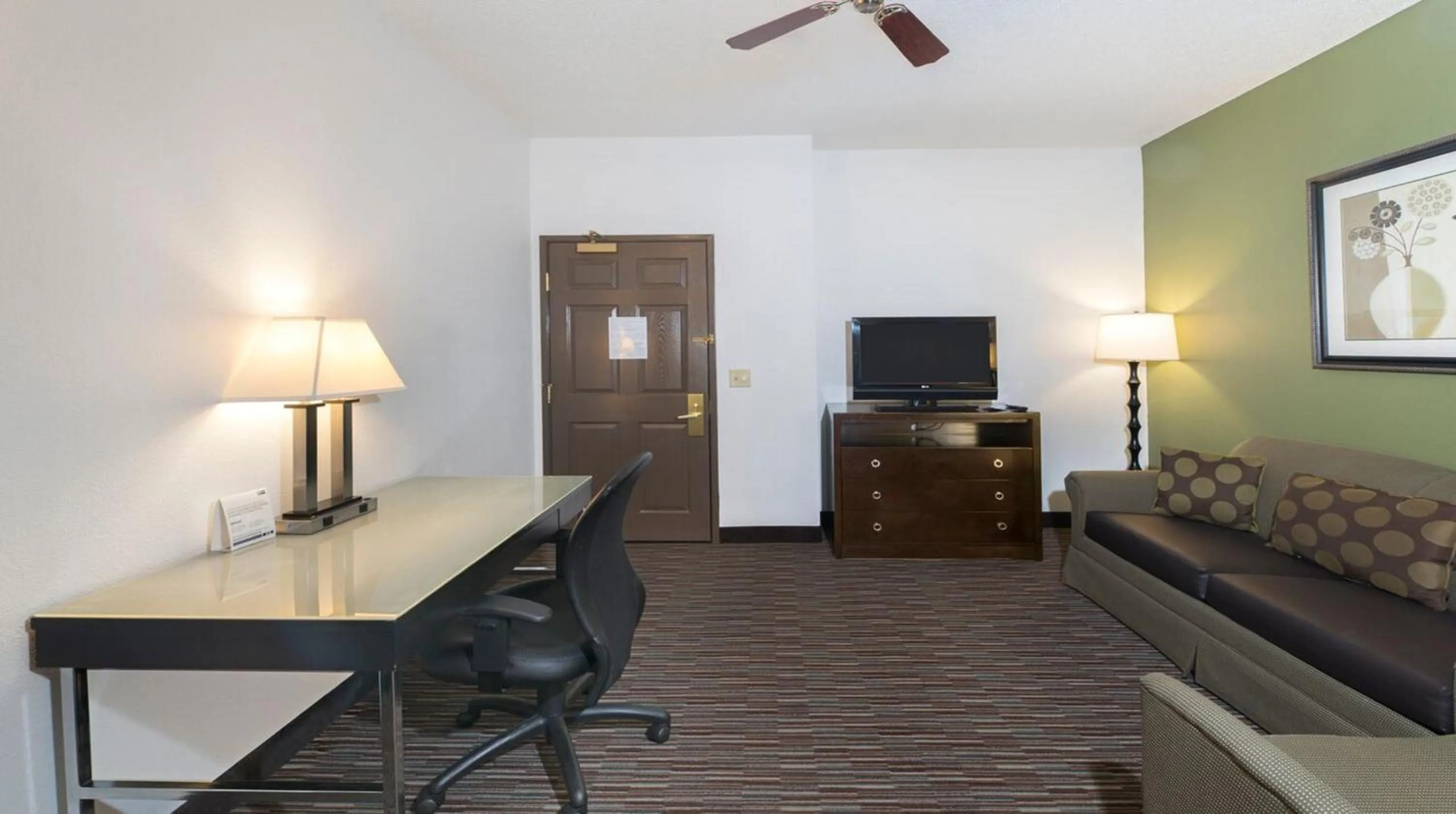 Bedroom in Holiday Inn Express & Suites Chicago-Deerfield Lincolnshire by IHG