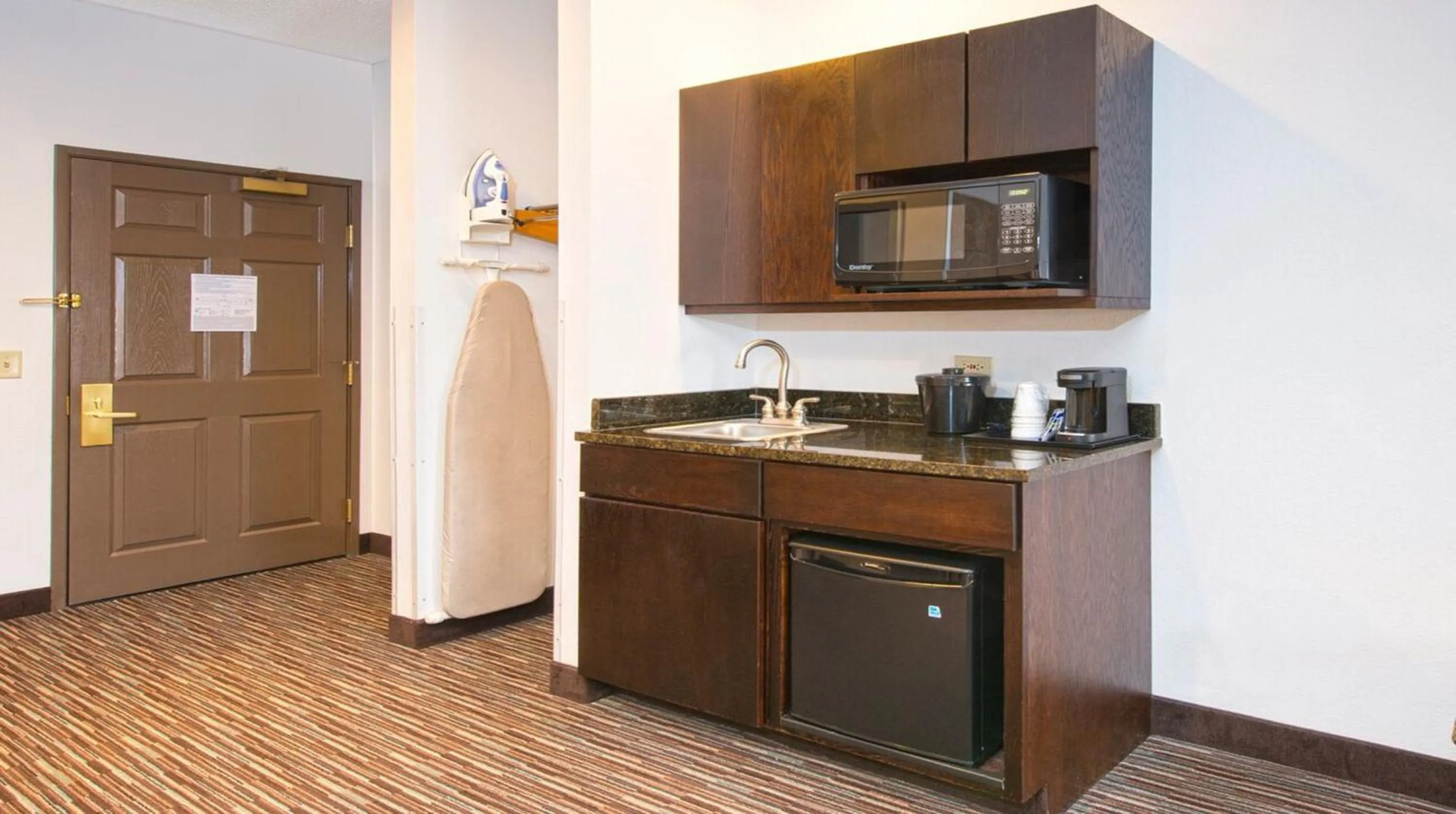 Kitchen or kitchenette in Holiday Inn Express & Suites Chicago-Deerfield Lincolnshire by IHG