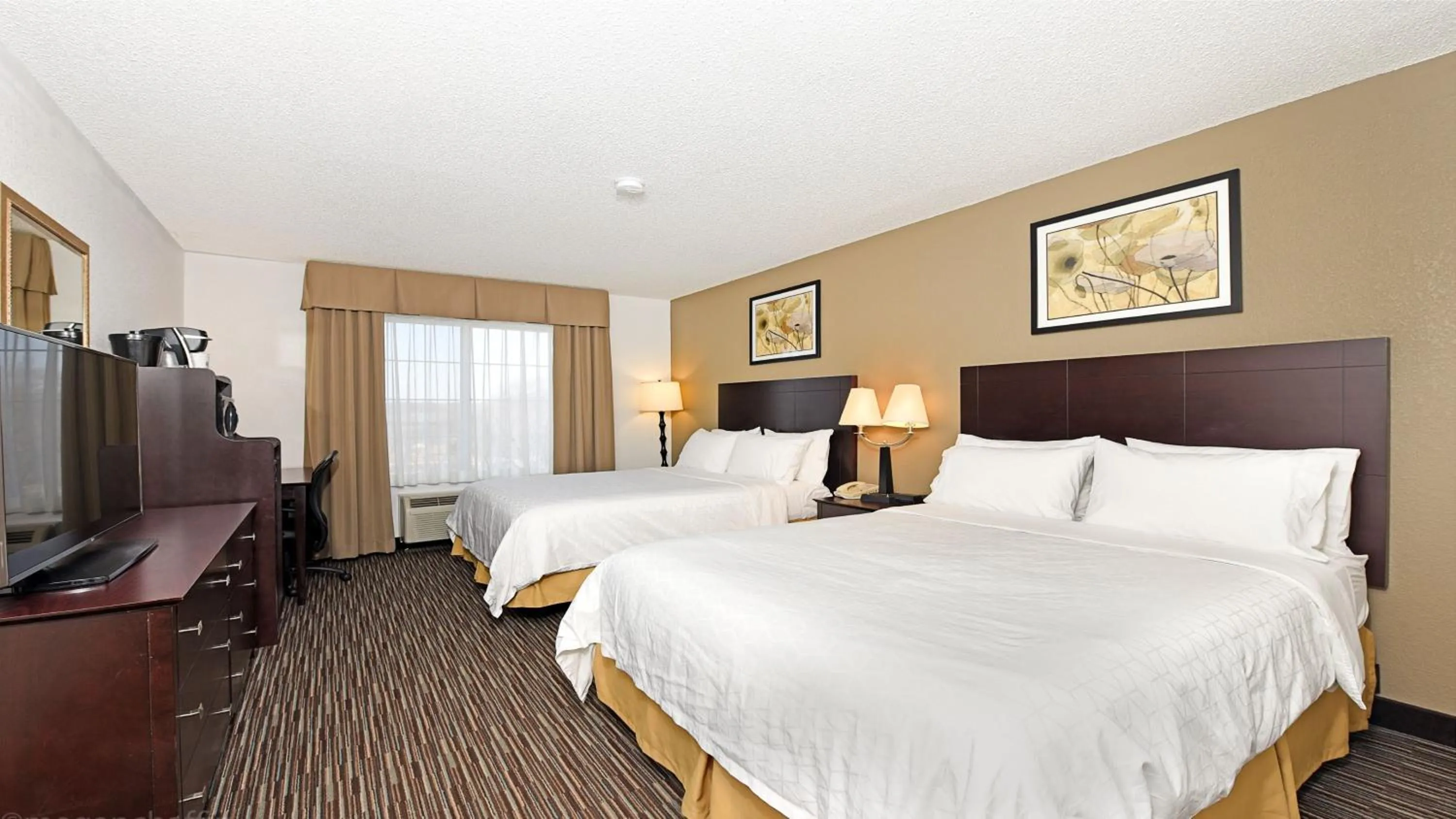 Photo of the whole room, Bed in Holiday Inn Express & Suites Chicago-Deerfield Lincolnshire by IHG