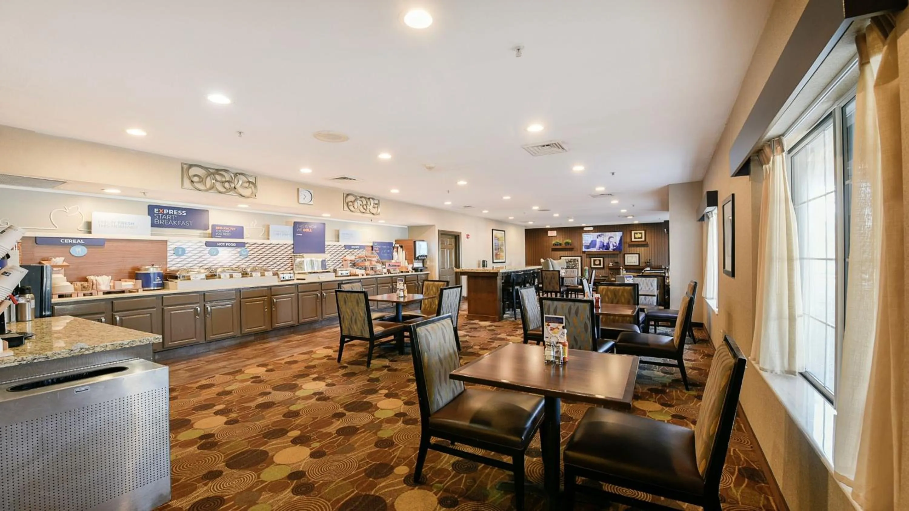Breakfast in Holiday Inn Express & Suites Chicago-Deerfield Lincolnshire by IHG