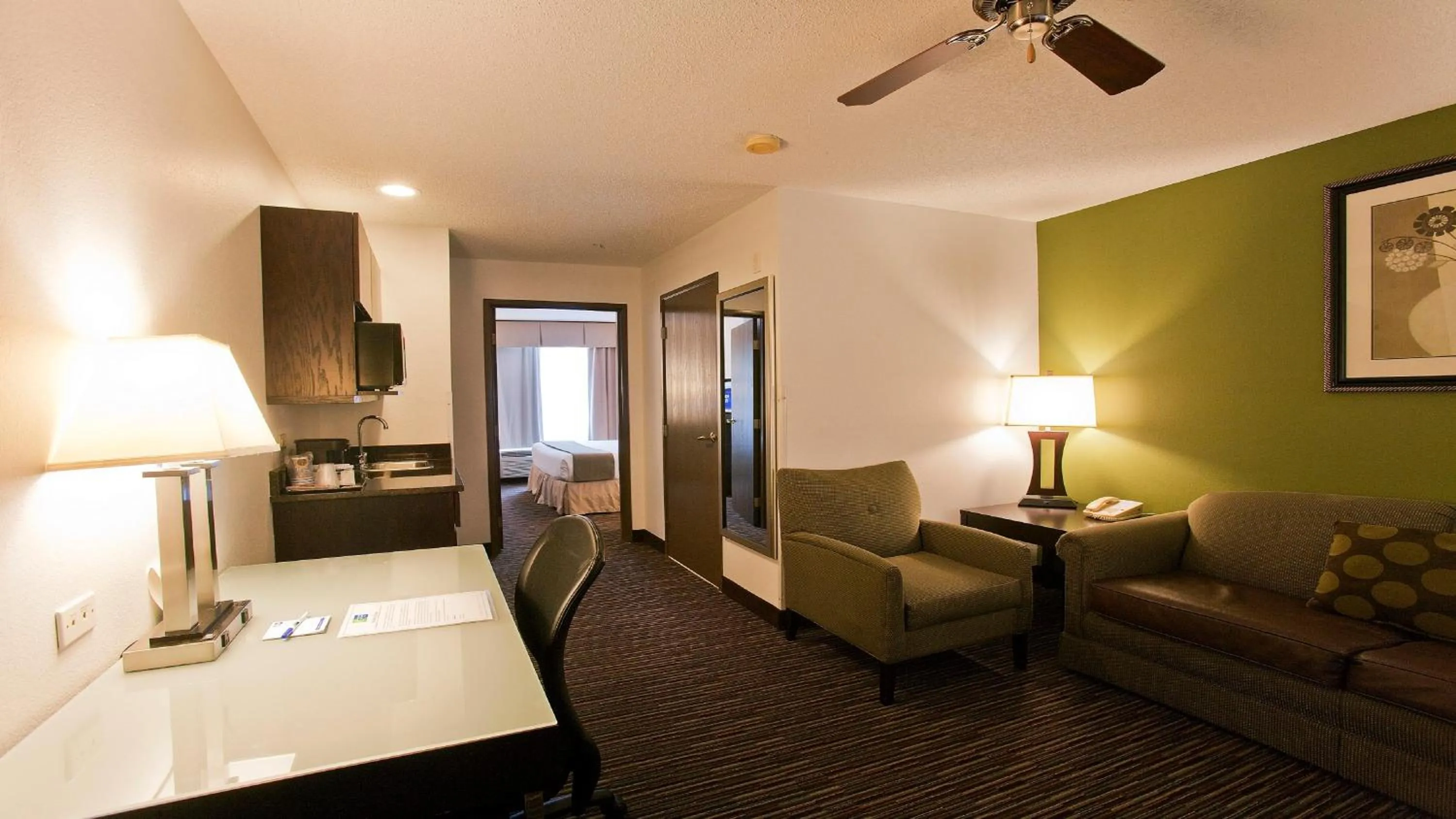 Photo of the whole room, Bed in Holiday Inn Express & Suites Chicago-Deerfield Lincolnshire by IHG