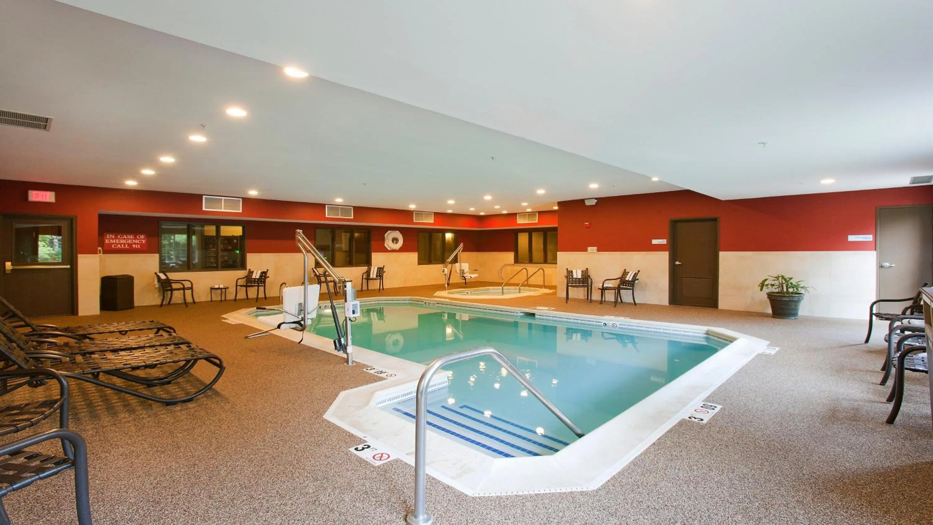 Swimming pool in Holiday Inn Express & Suites Chicago-Deerfield Lincolnshire by IHG