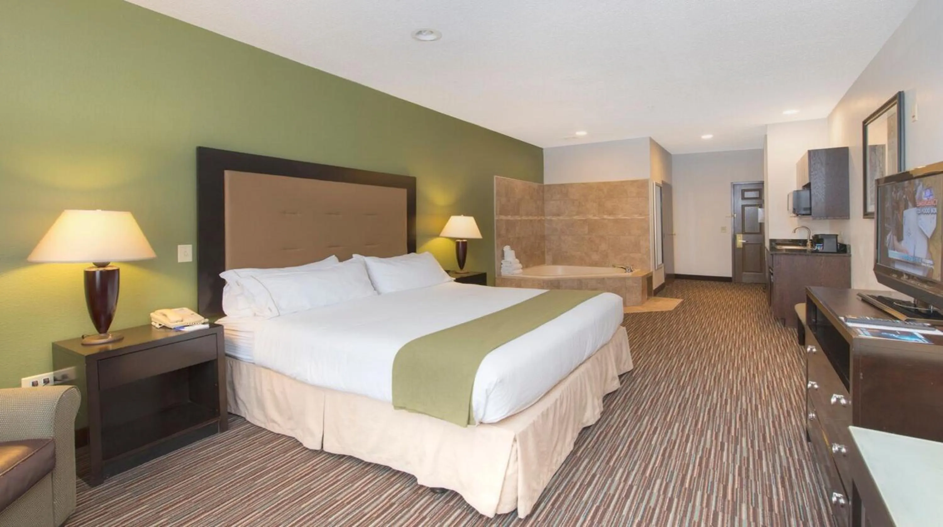 Photo of the whole room, Bed in Holiday Inn Express & Suites Chicago-Deerfield Lincolnshire by IHG