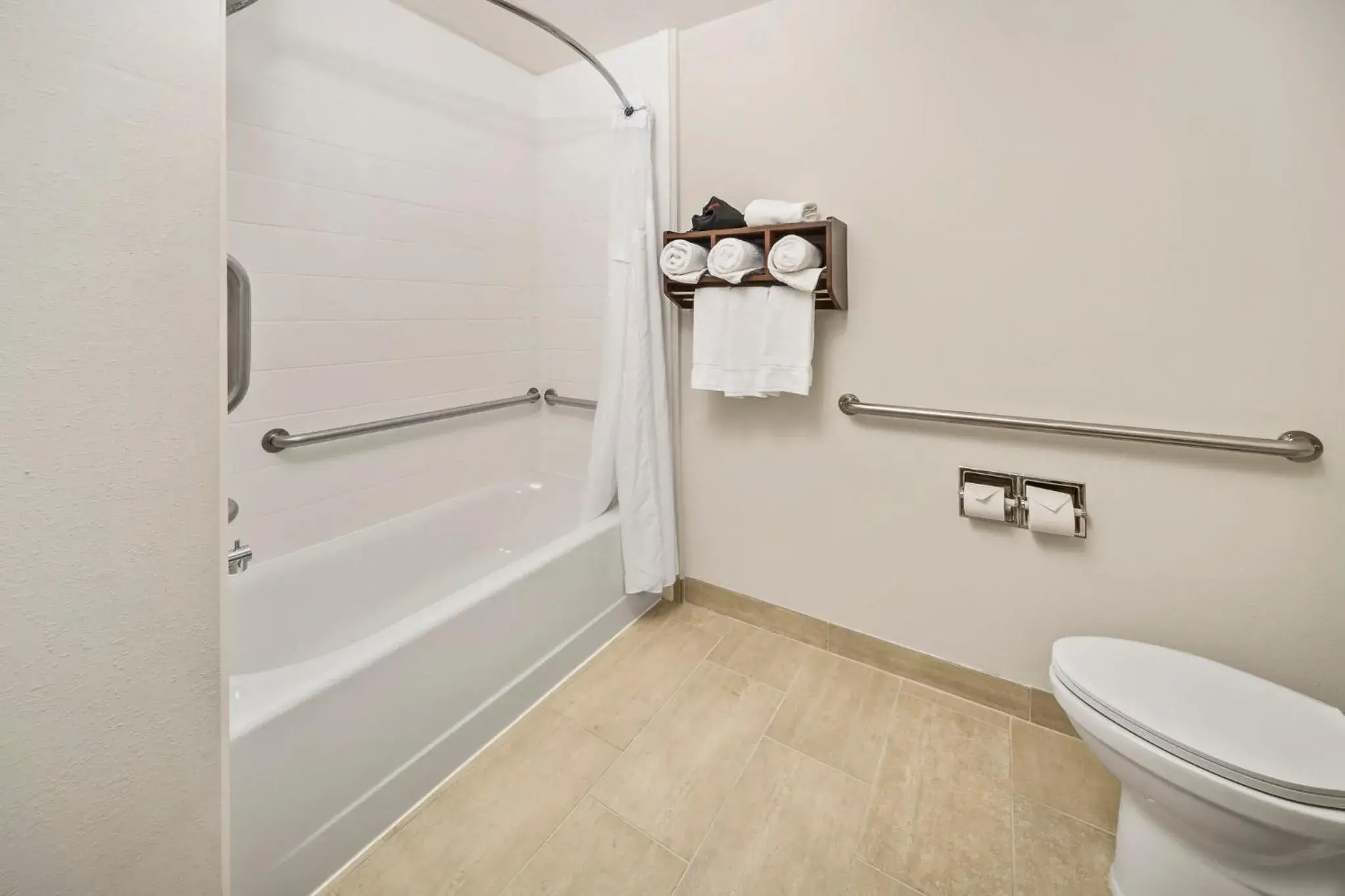 Queen Room with Two Queen Beds - Mobility Access Tub/Non-Smoking in Holiday Inn Express Chicago Northwest-Vernon Hills by IHG Queen Room with Two Queen Beds - Mobility Access Tub/Non-Smoking in Holiday Inn Express Chicago Northwest-Vernon Hills by IHG