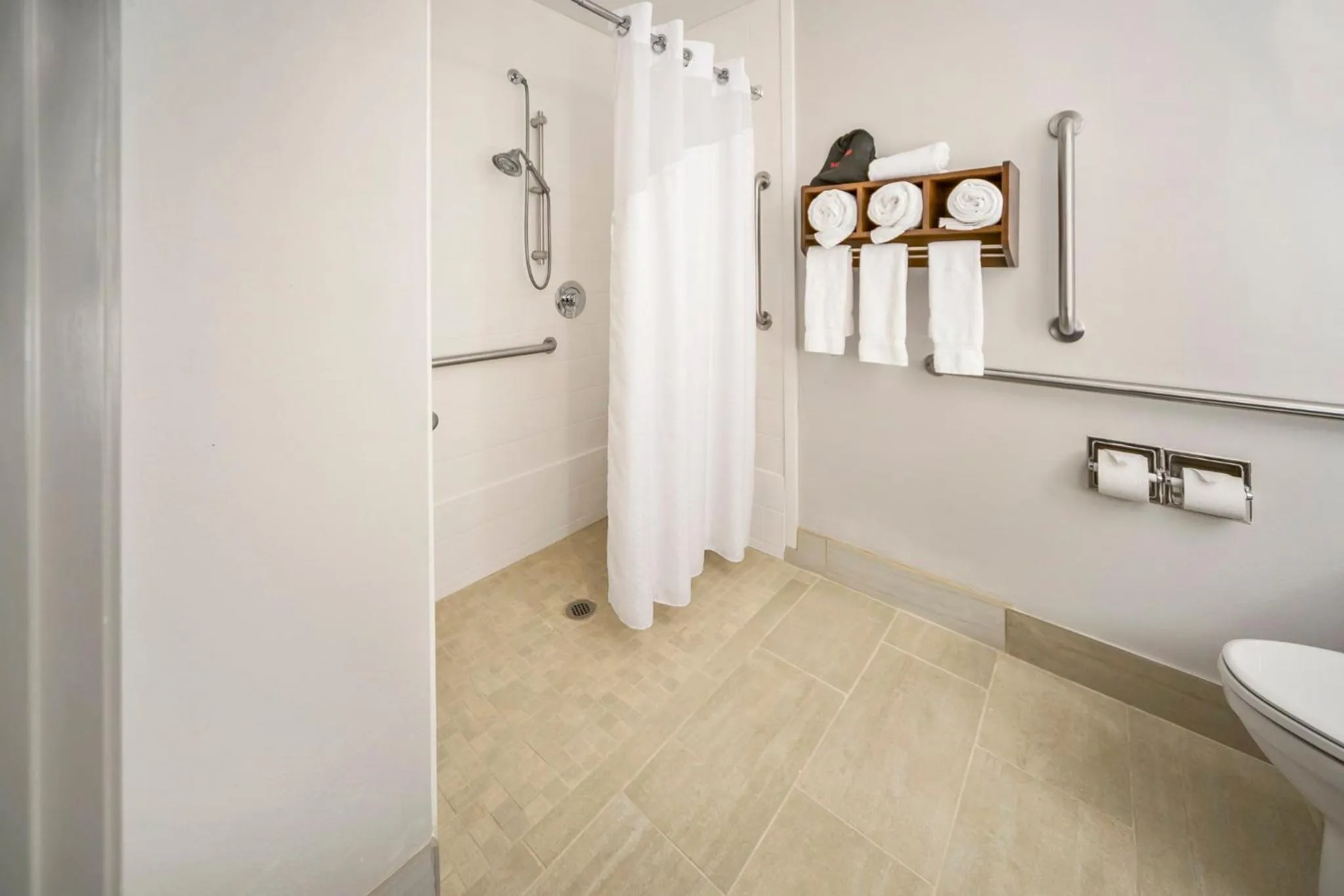 Photo of the whole room in Holiday Inn Express Chicago Northwest-Vernon Hills by IHG