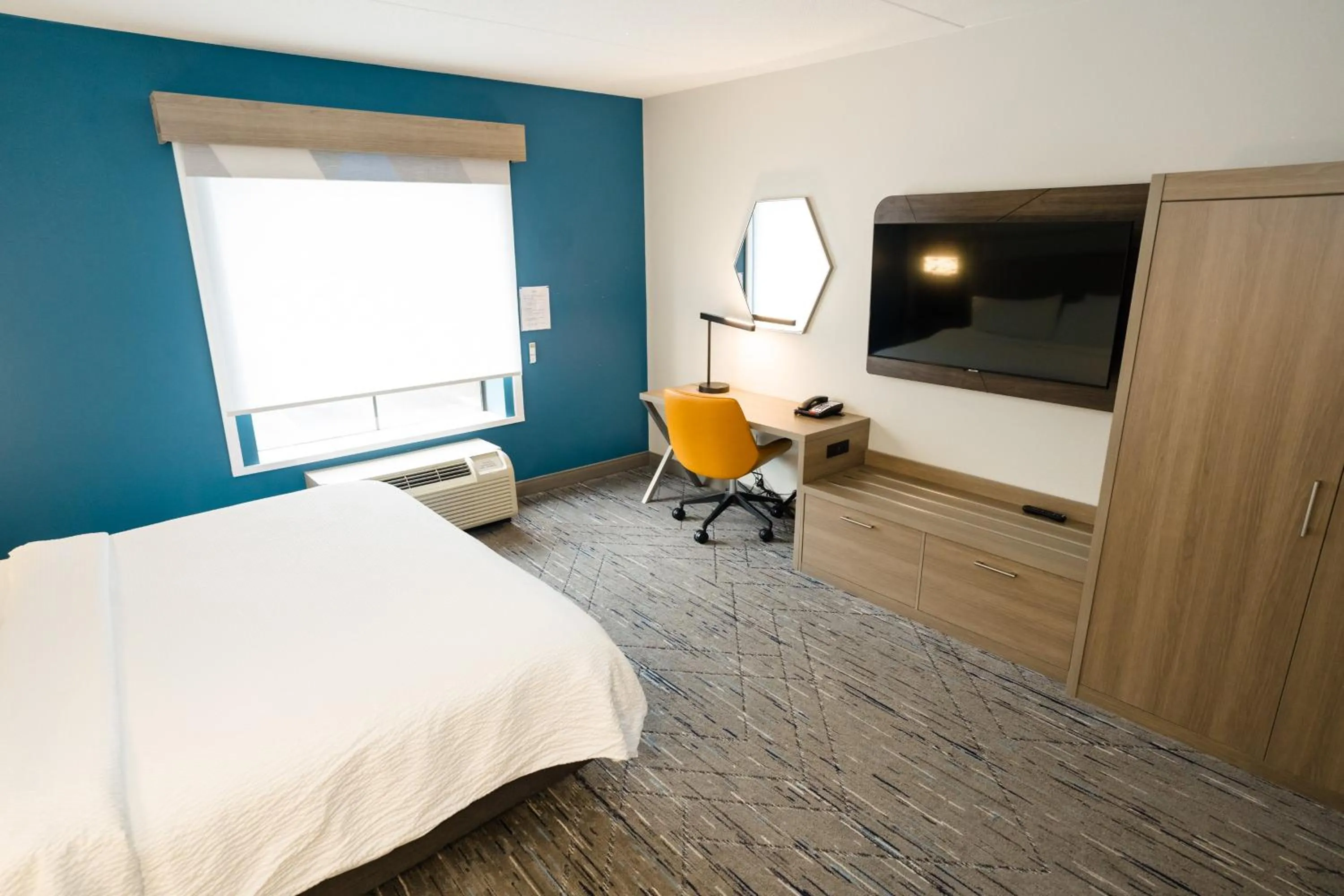 Photo of the whole room, Bed in Holiday Inn Express Hotel & Suites Kodak East-Sevierville by IHG