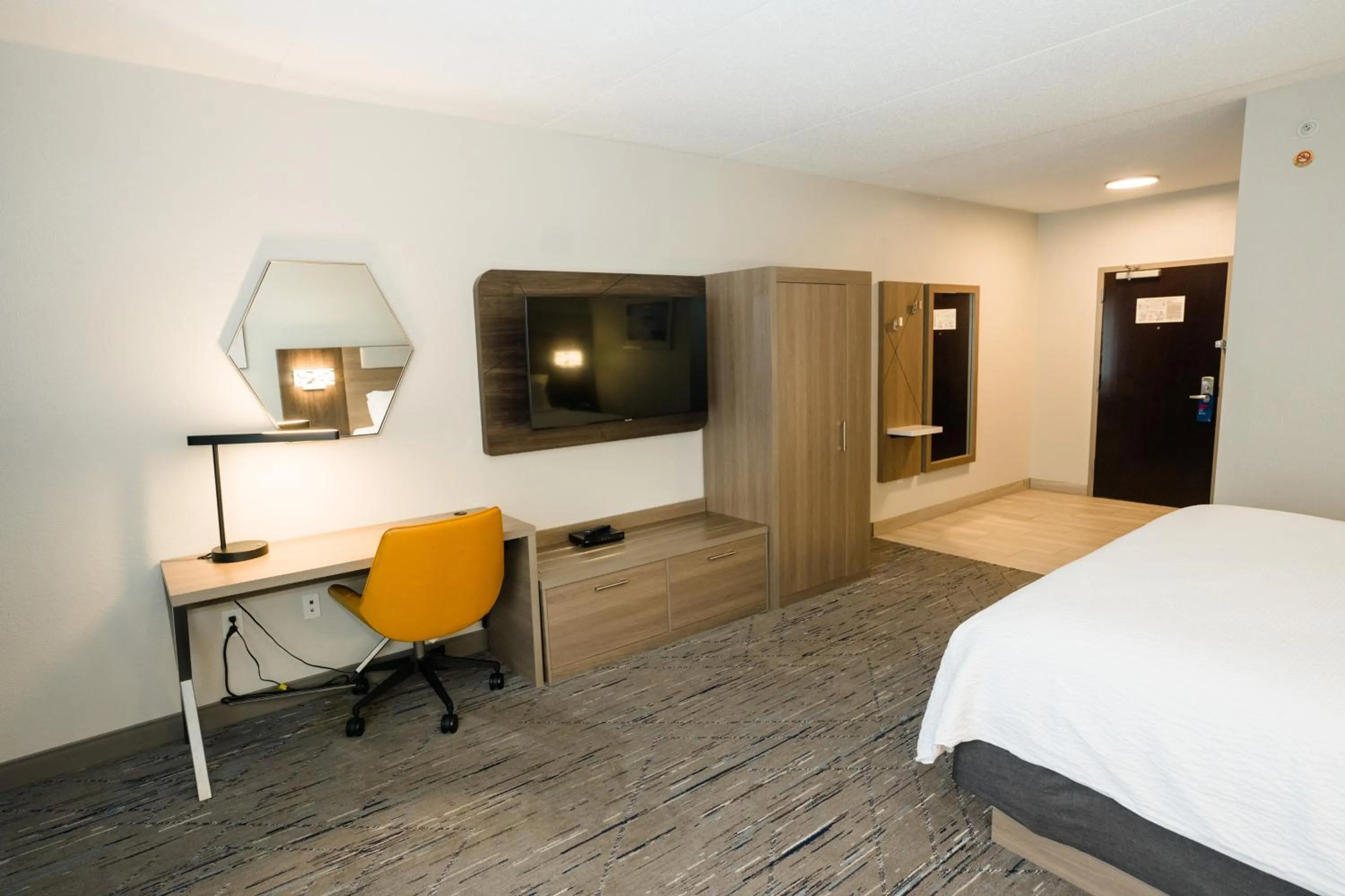 Photo of the whole room, Bed in Holiday Inn Express Hotel & Suites Kodak East-Sevierville by IHG